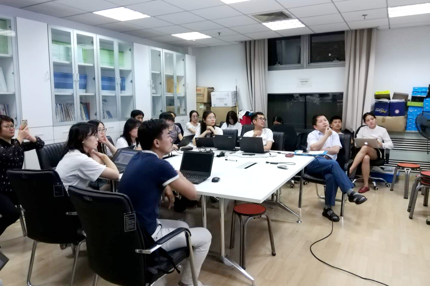 图 5 研究团队组内讨论学习元国际标准草案.png