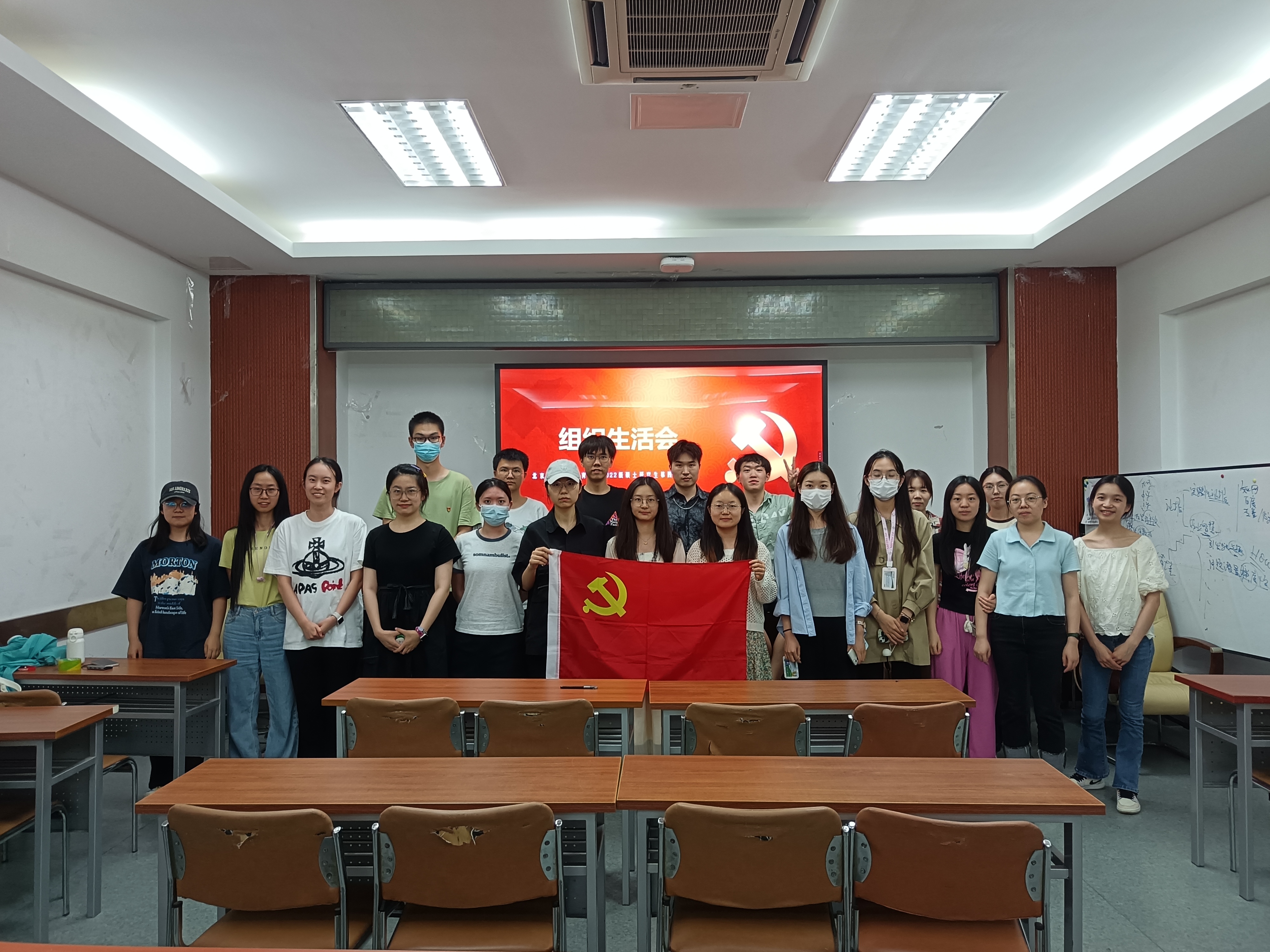 图3 全体党员同志合影.jpg