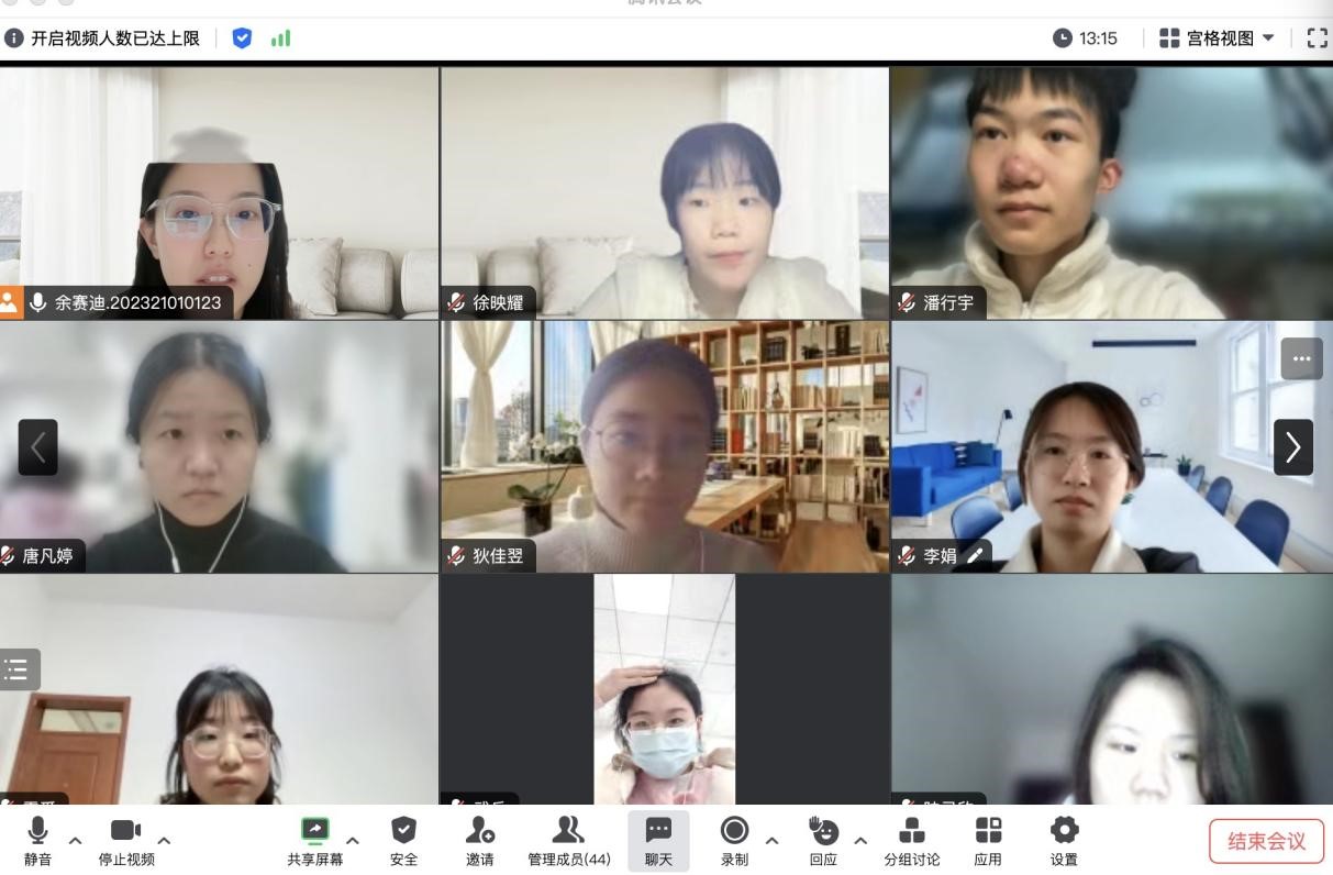 图2 团员们认真聆听各位代表发言.jpg