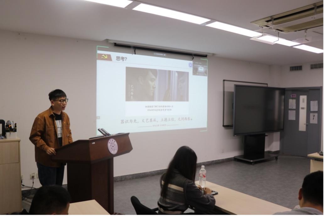 图5 北京师范大学求索学社宣讲团代表刘安宁进行主题宣讲.jpg