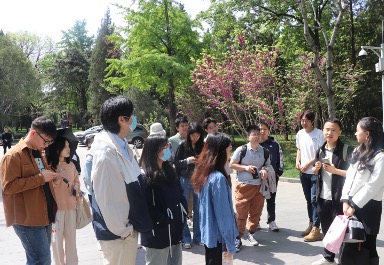 图6 北师大支部及清华支部成员共同参观工字厅.jpg