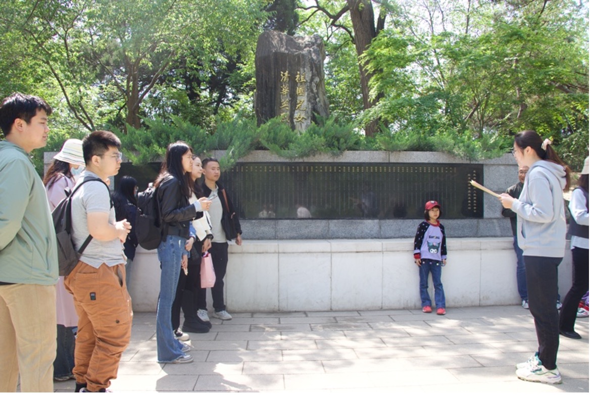 图7 北师大支部及清华支部成员共同参观清华英烈碑.jpg