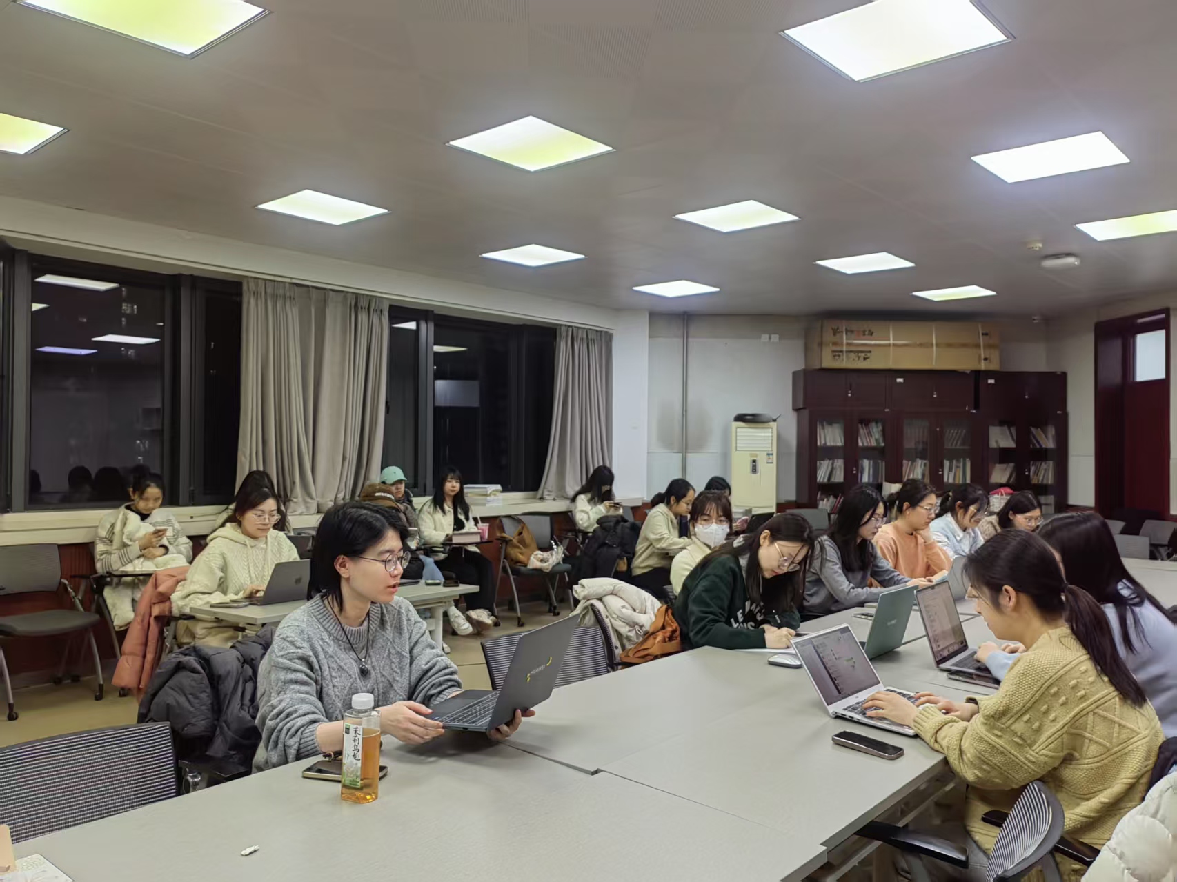 图1 会议现场照片.jpg