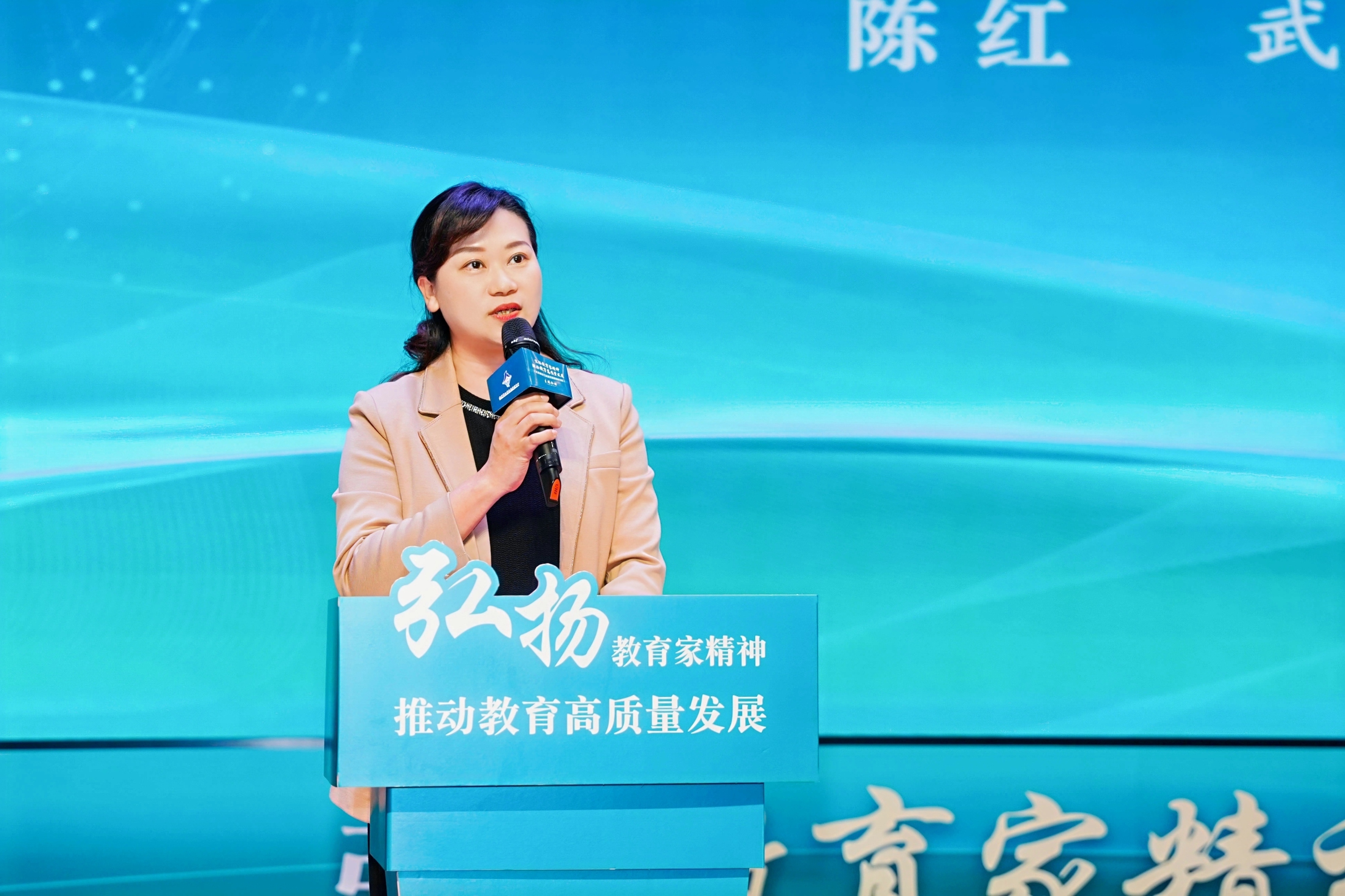 图2 陈红副局长致辞.jpg