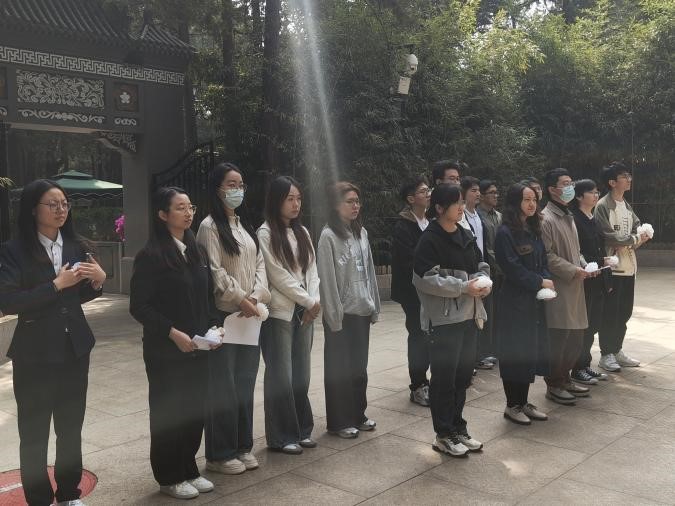 图2 全体成员无声缅怀.jpg