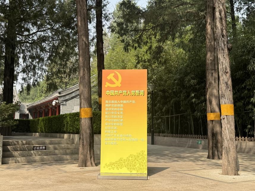 图4 重温入党誓词.jpg