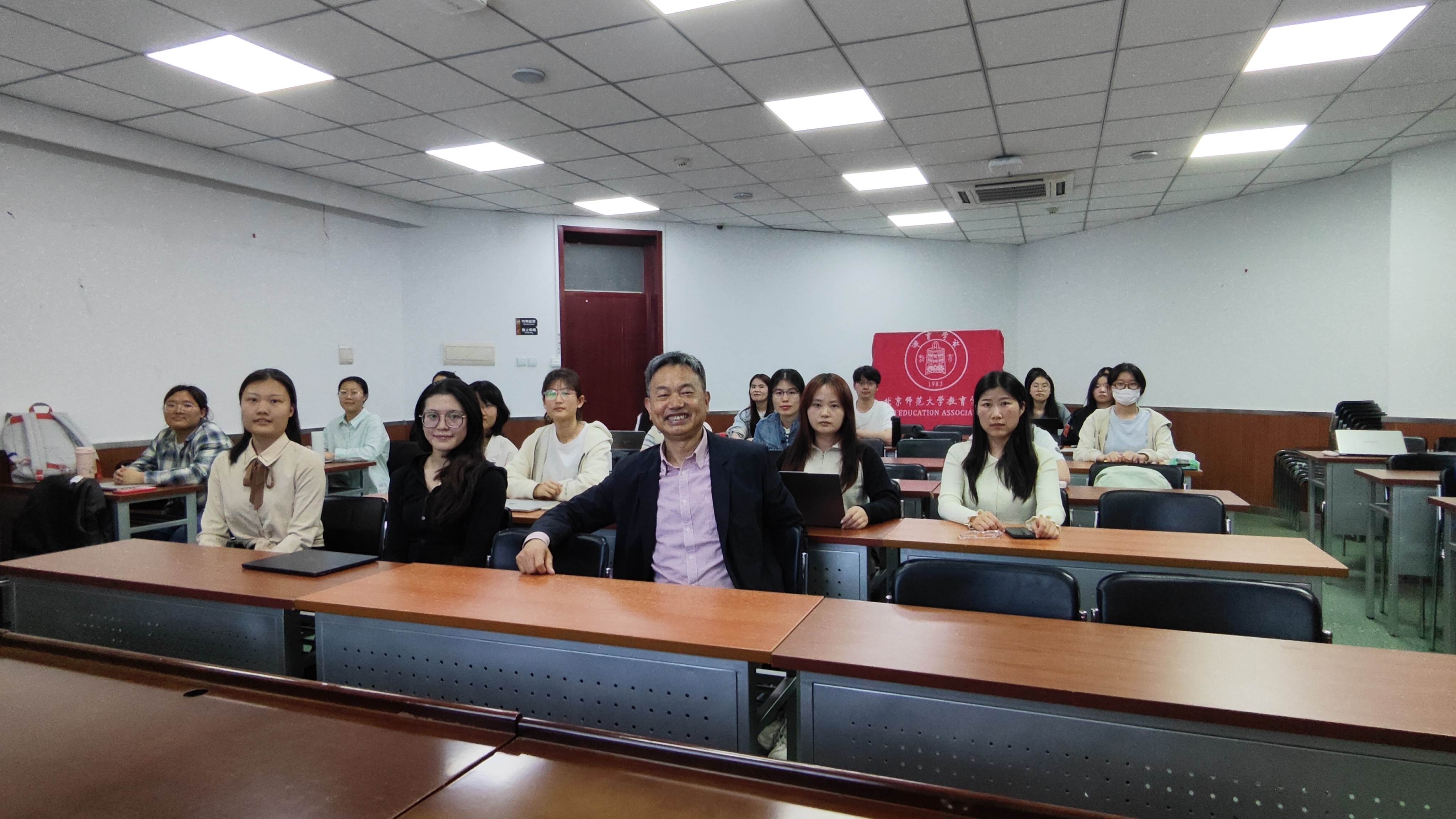 图 4 现场合影留念.jpg