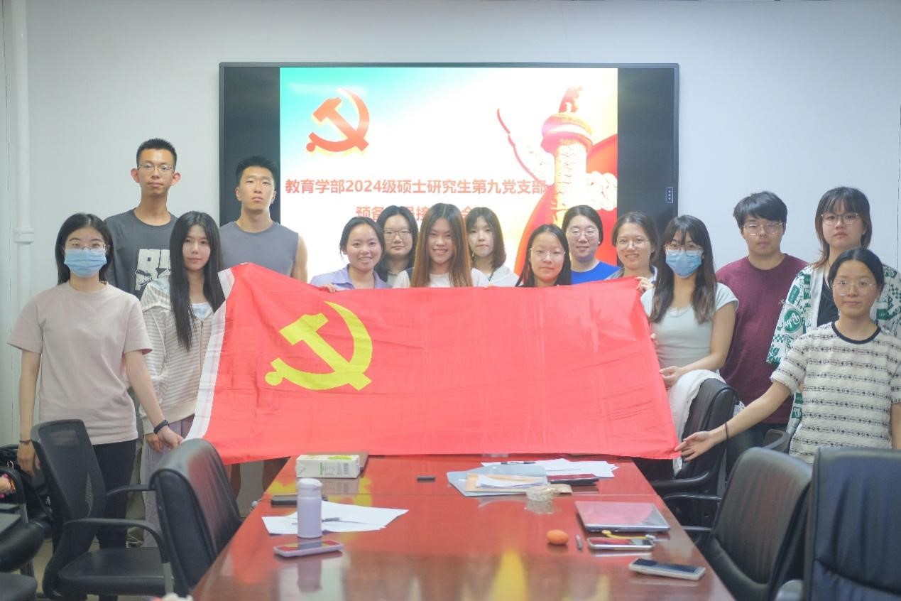 图 4到会同志合影留念.jpg
