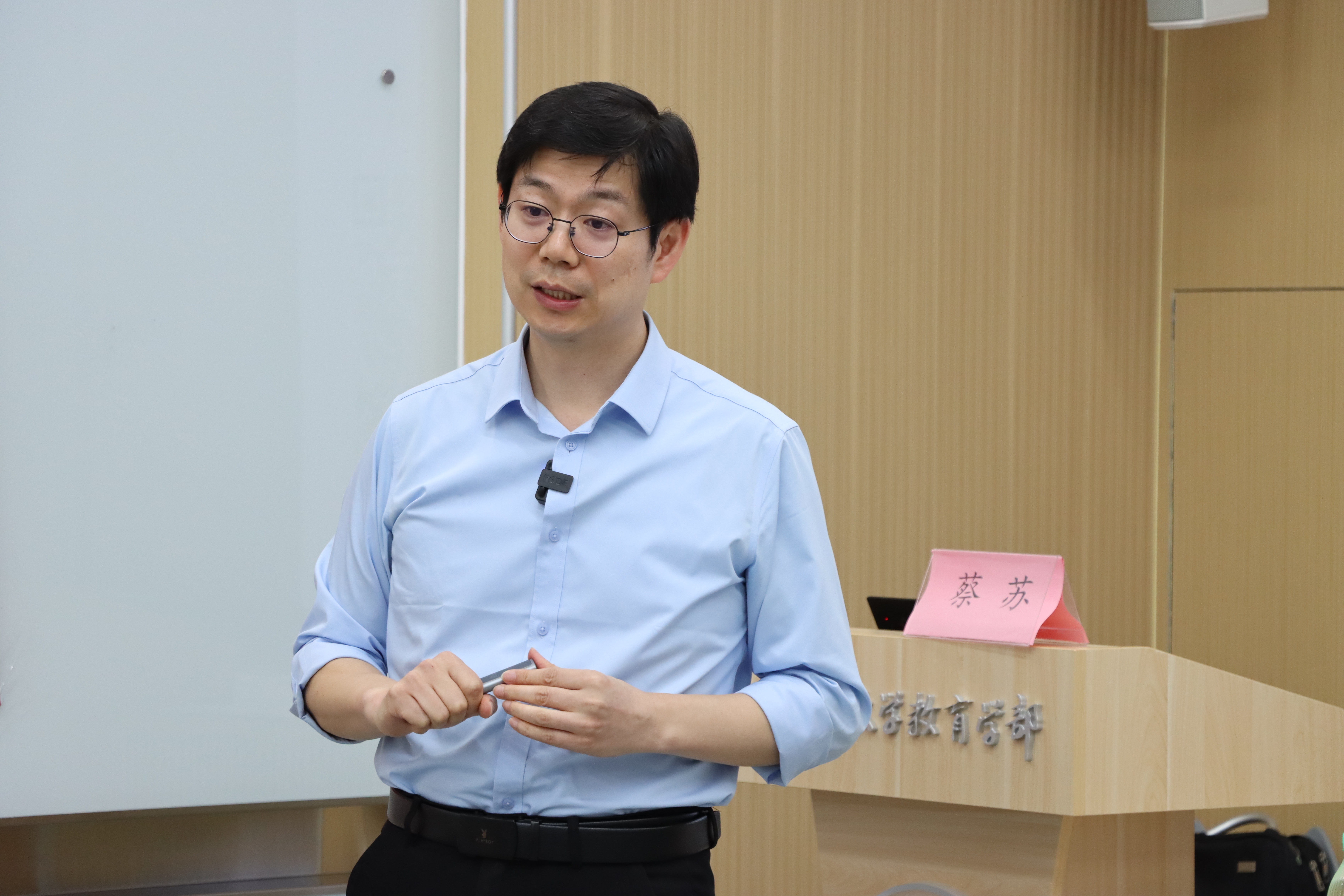 图 2 蔡苏教授介绍讲座内容.jpg