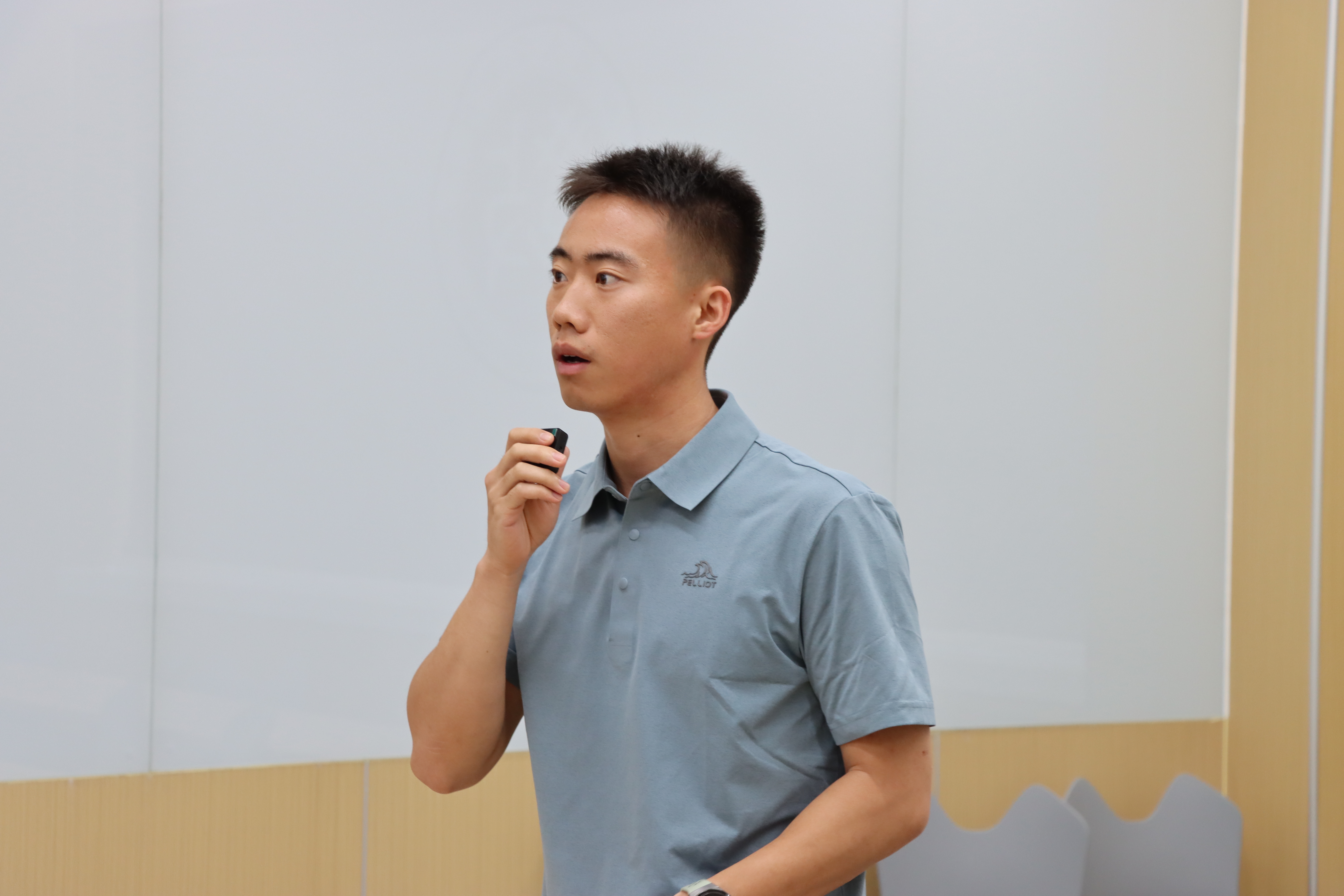 图 5 现场同学踊跃提问.jpg