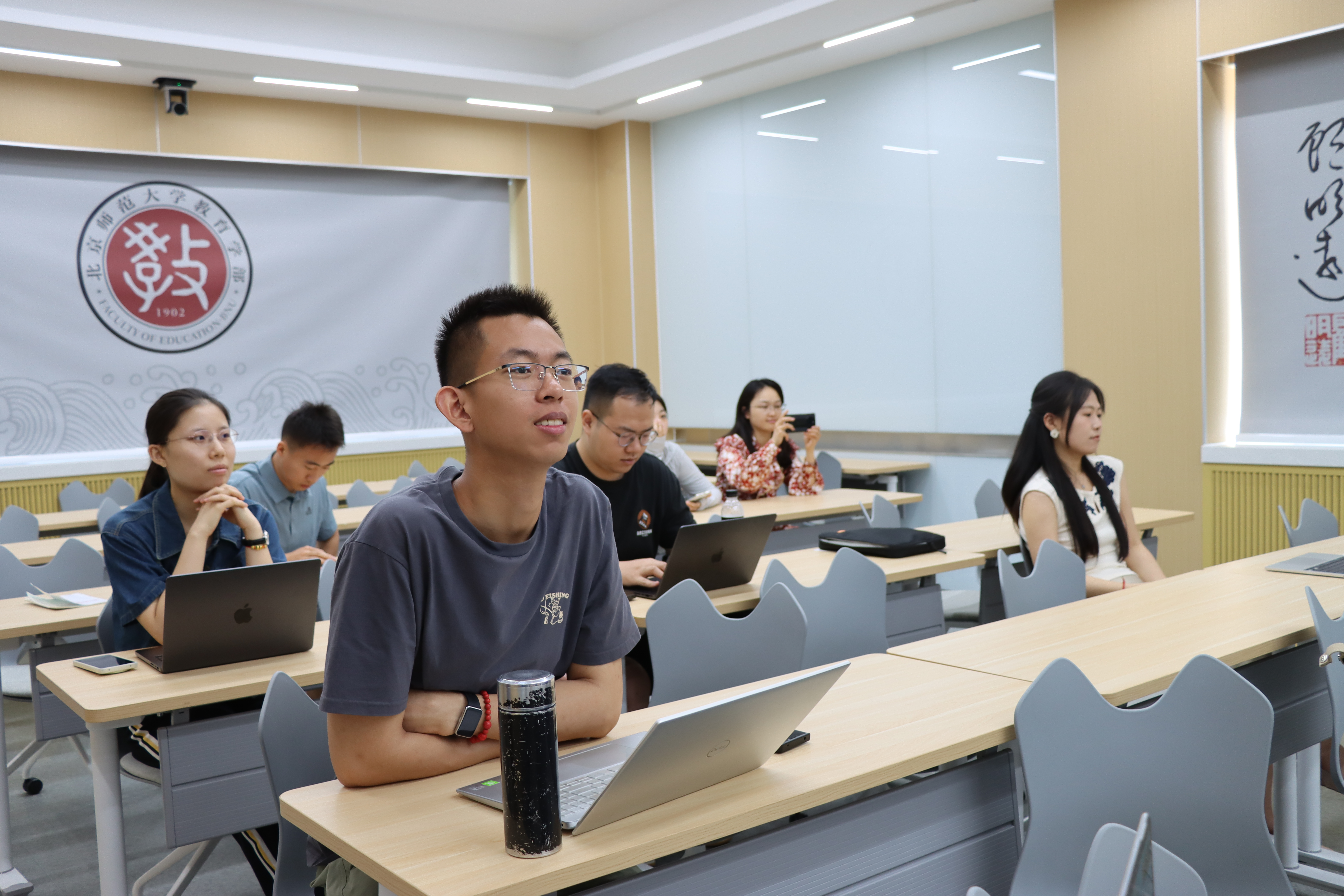 图 4 现场同学认真聆听讲座内容.jpg