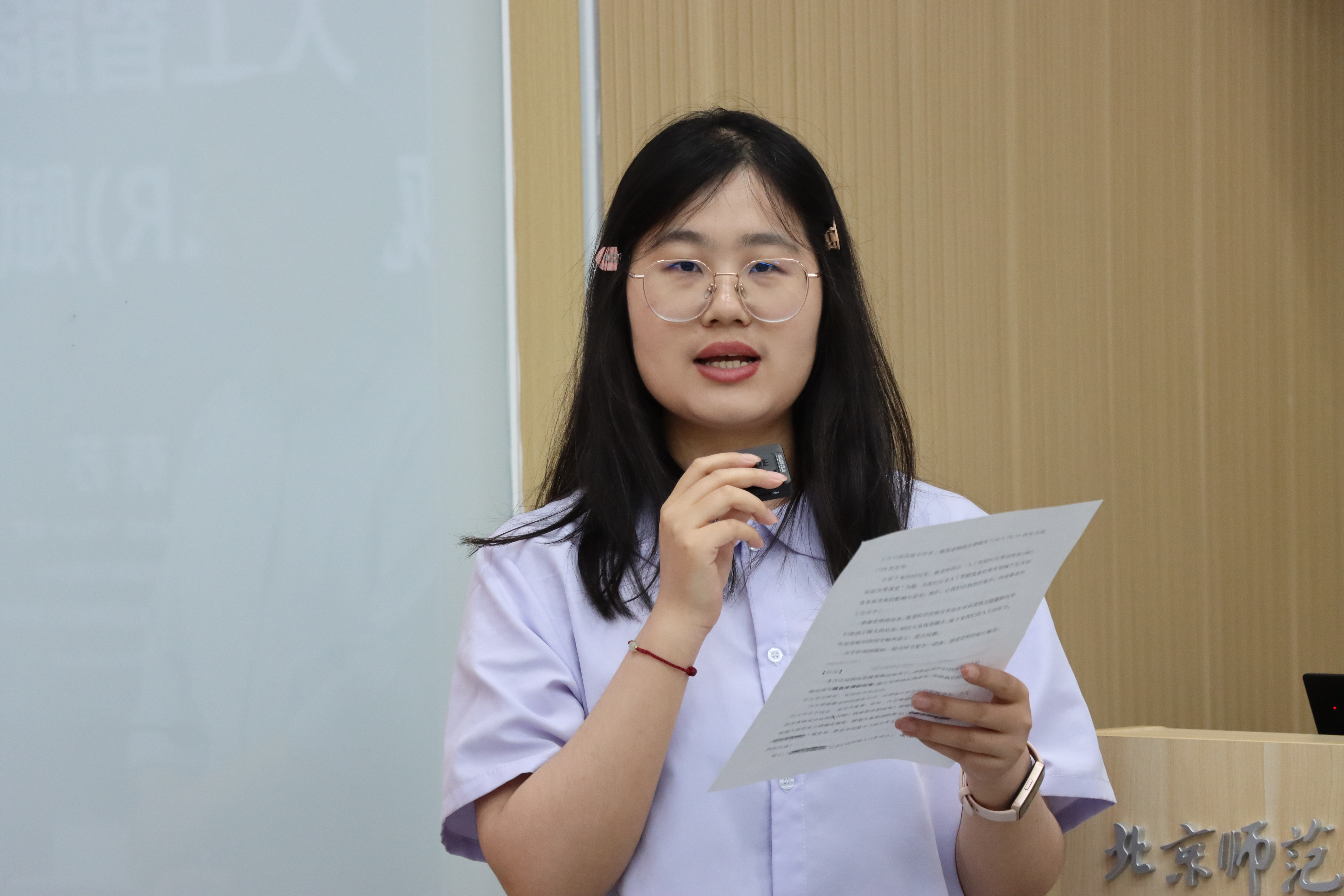 图 1 主持人李玲主持活动.jpg