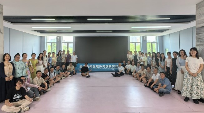 12-全体教师合影.jpg