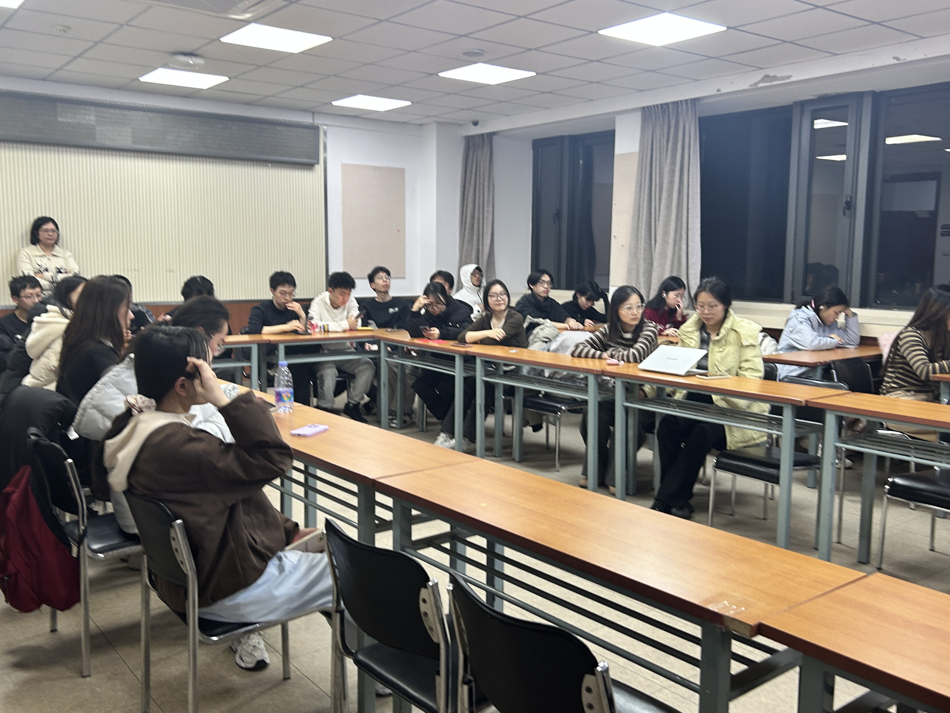 图4 同学们认真倾听.jpg