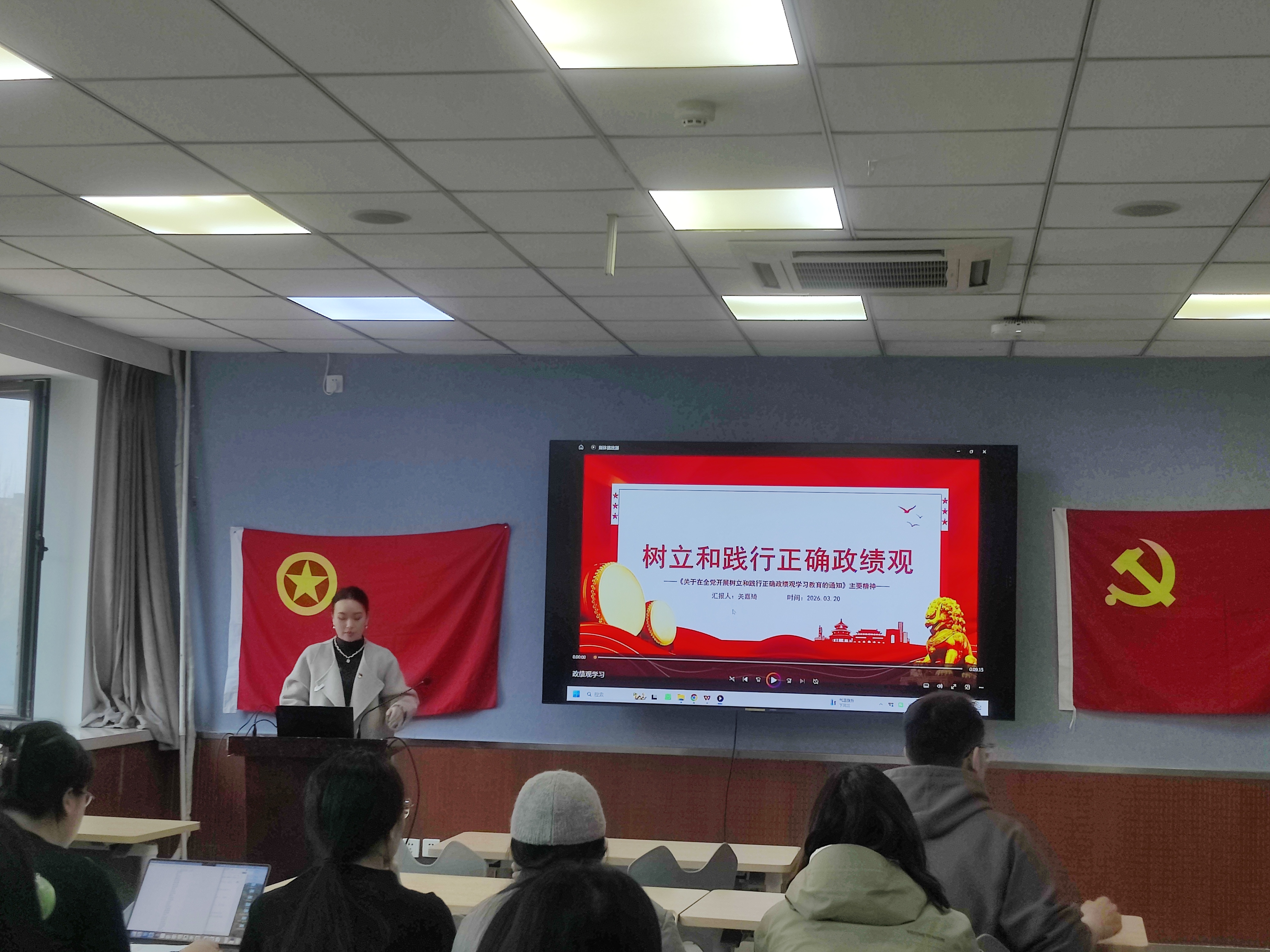 图1 余利同志主持专题学习活动.jpg