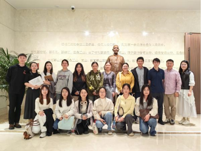 图1教育学部师生与人教社老师合照.png