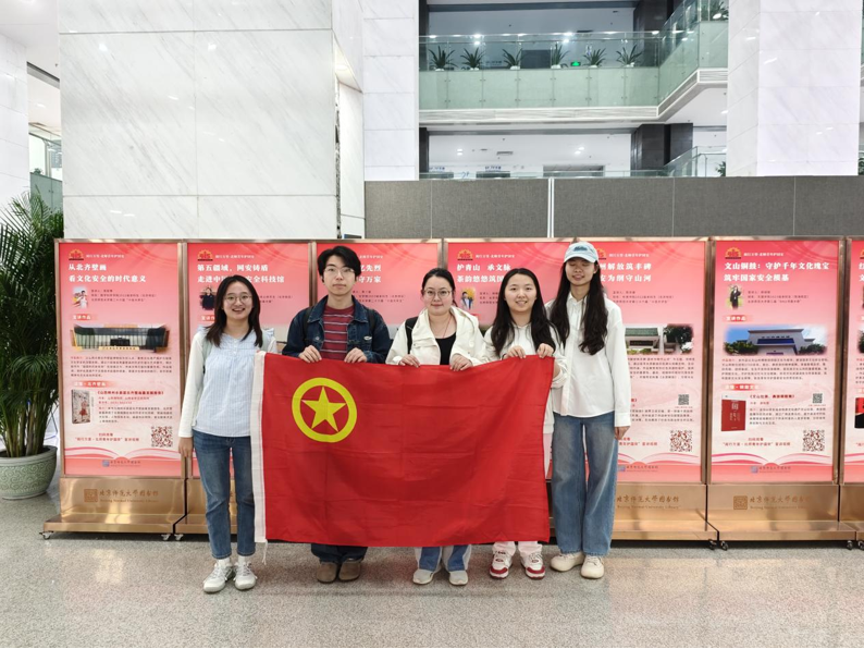 图4 团支书带领各团小组代表参加线下主题展览.png