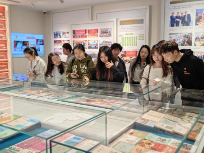 图2参与活动的师生在展馆有序参观.png