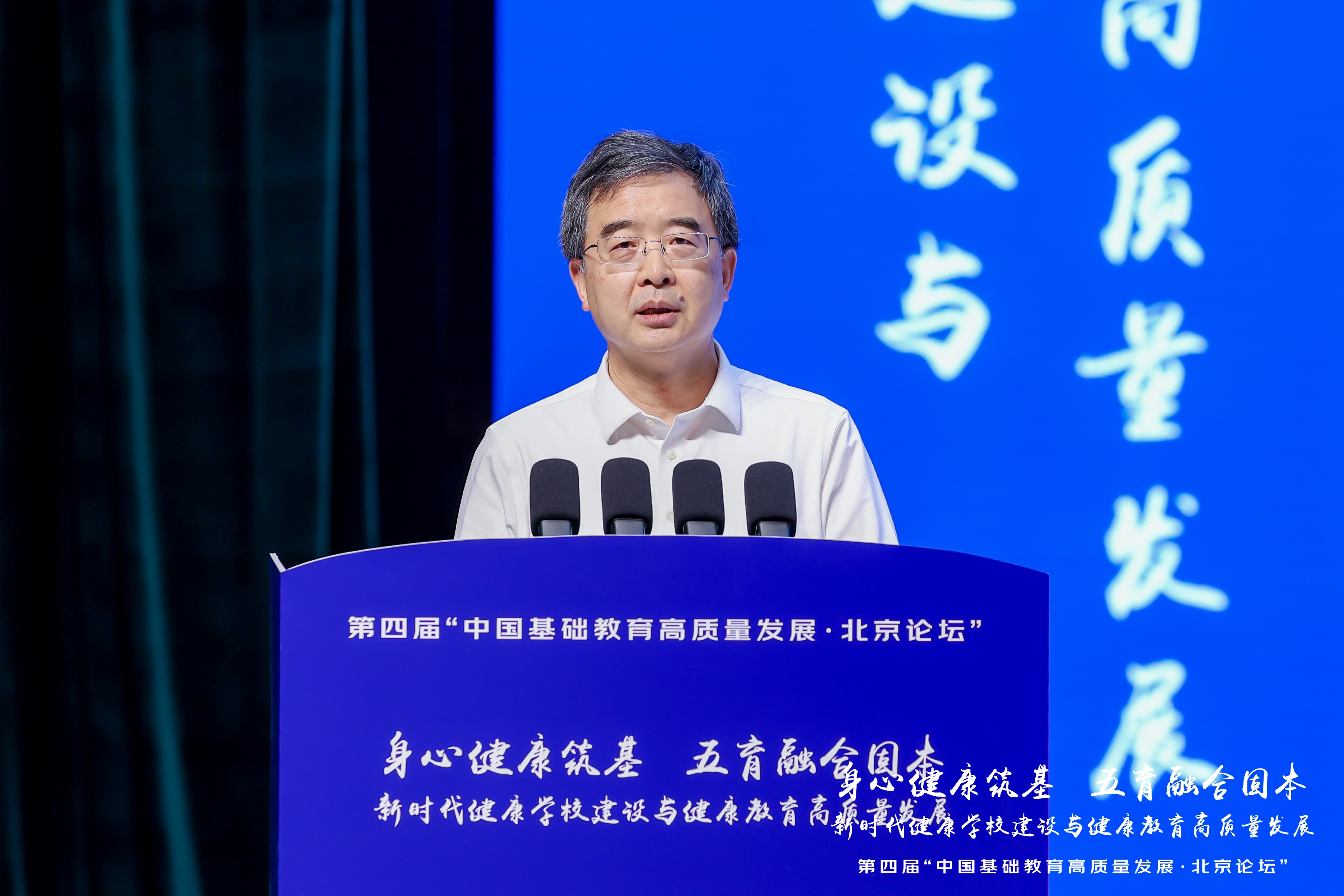 李奕.jpg