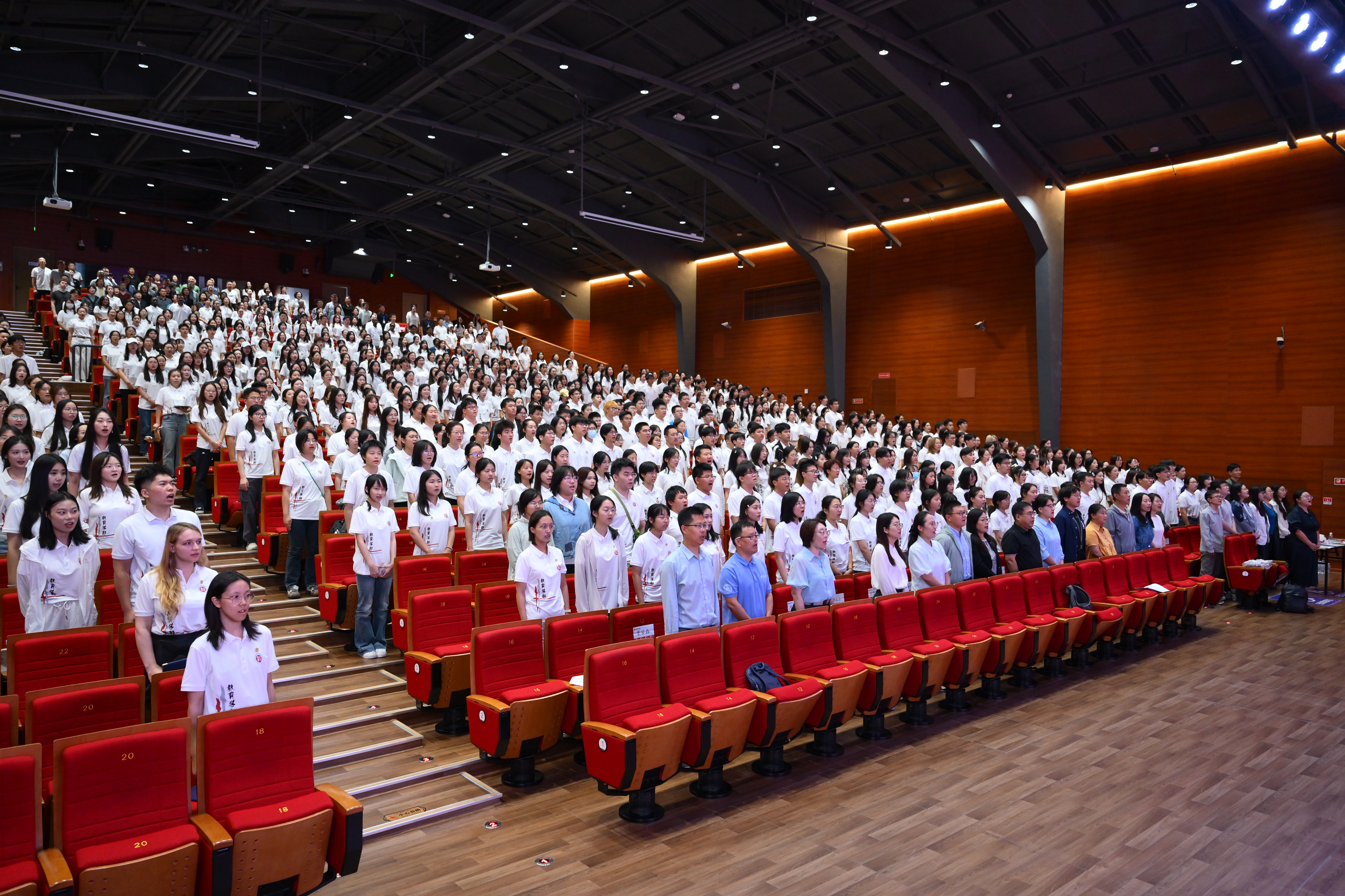 全体师生起立奏唱国歌.jpg
