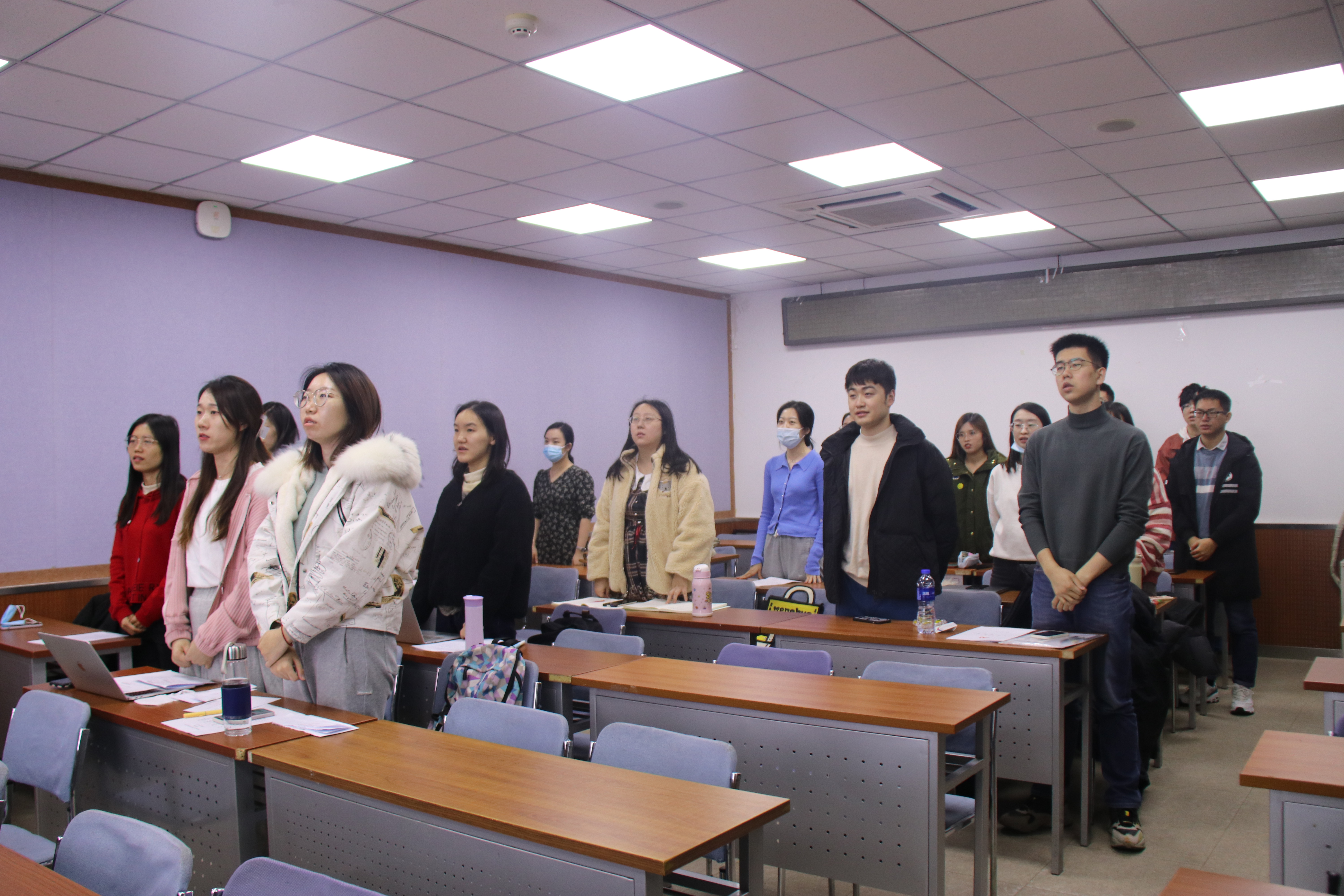 图2 全体参会人员奏唱《国际歌》.jpeg