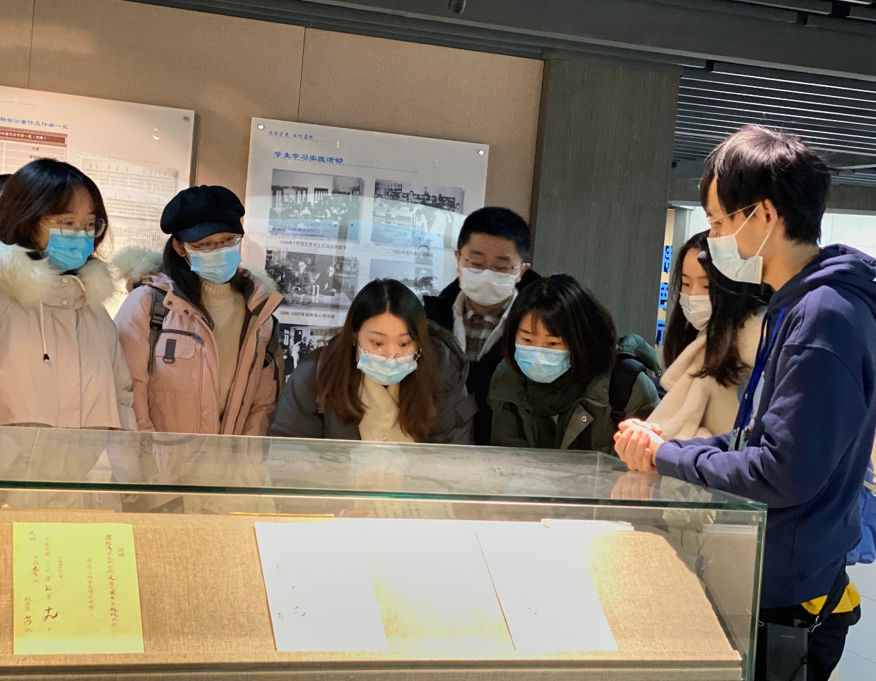 图2 讲解员讲解学校发展历史.jpg