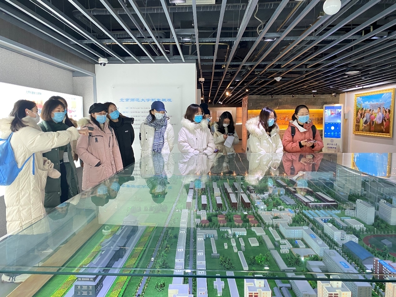 图1 同学们参观学校沙盘.jpg
