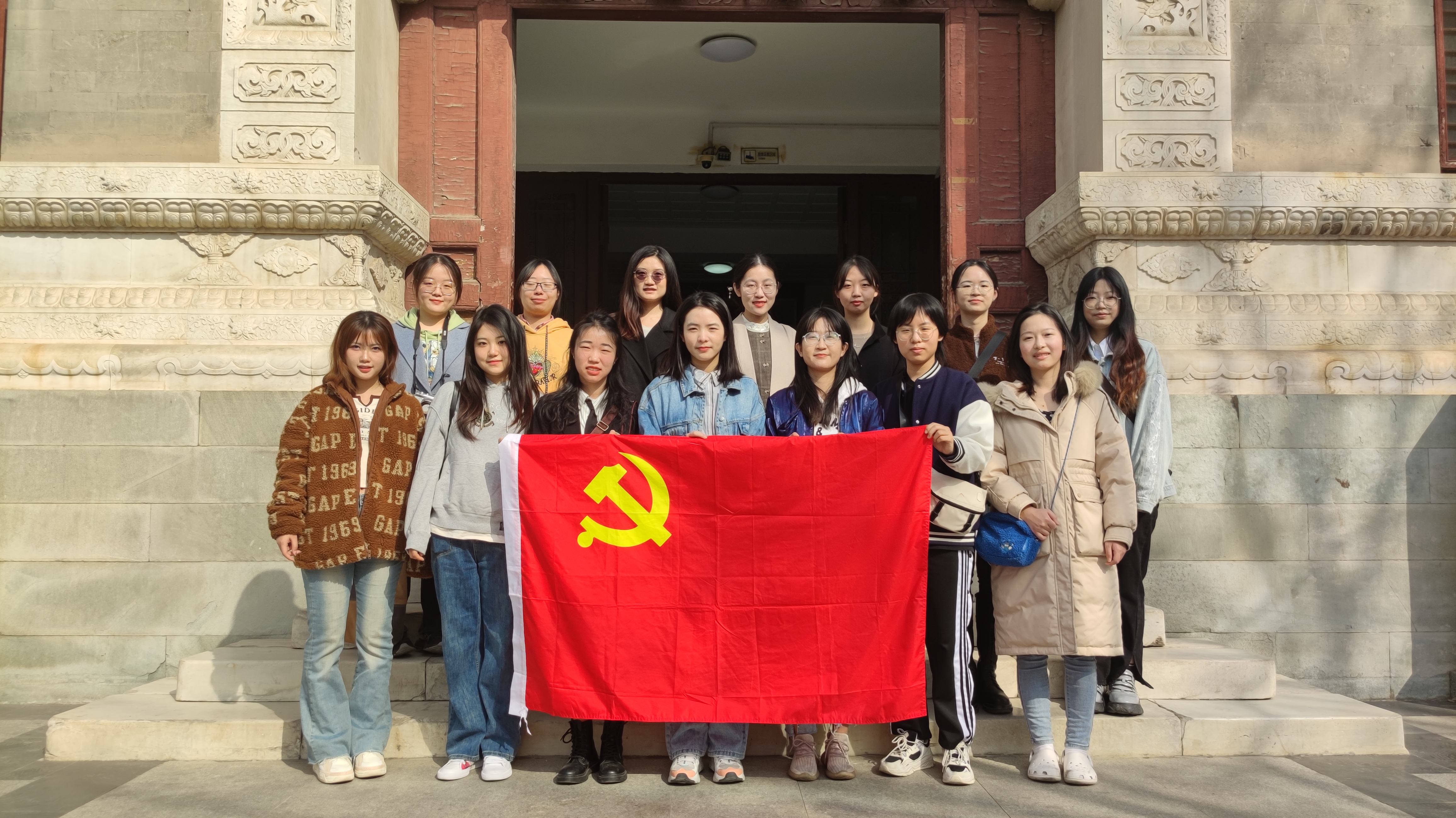 图4党员同志在辅仁校区校门合影留念.jpg