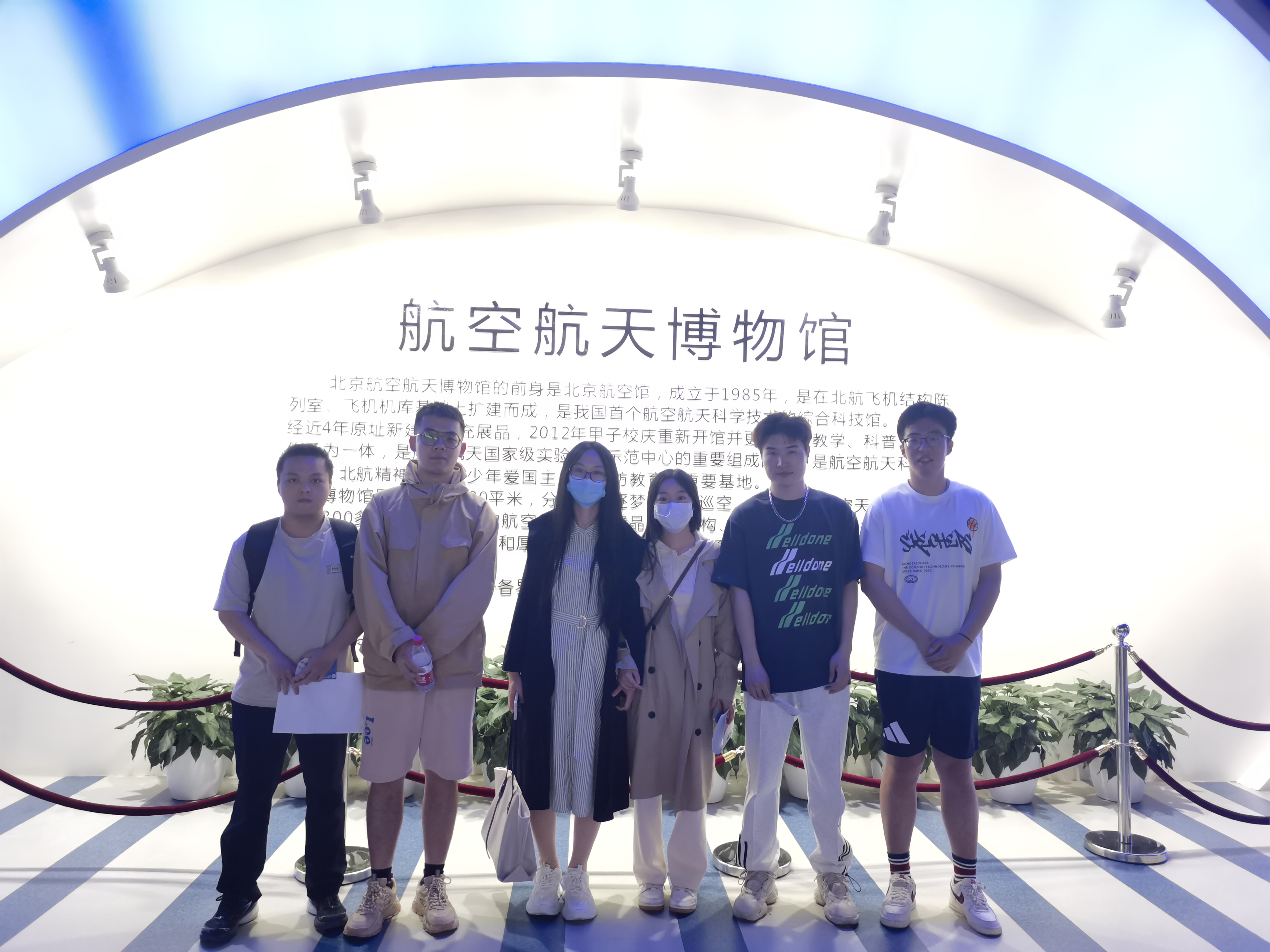 图2 同学们在场馆内参观打卡（2）.jpg