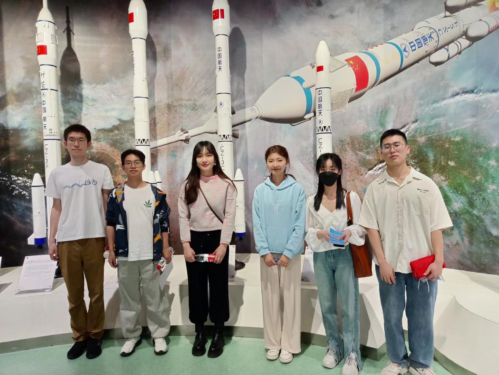 图2 同学们在场馆内参观打卡（1）.jpg