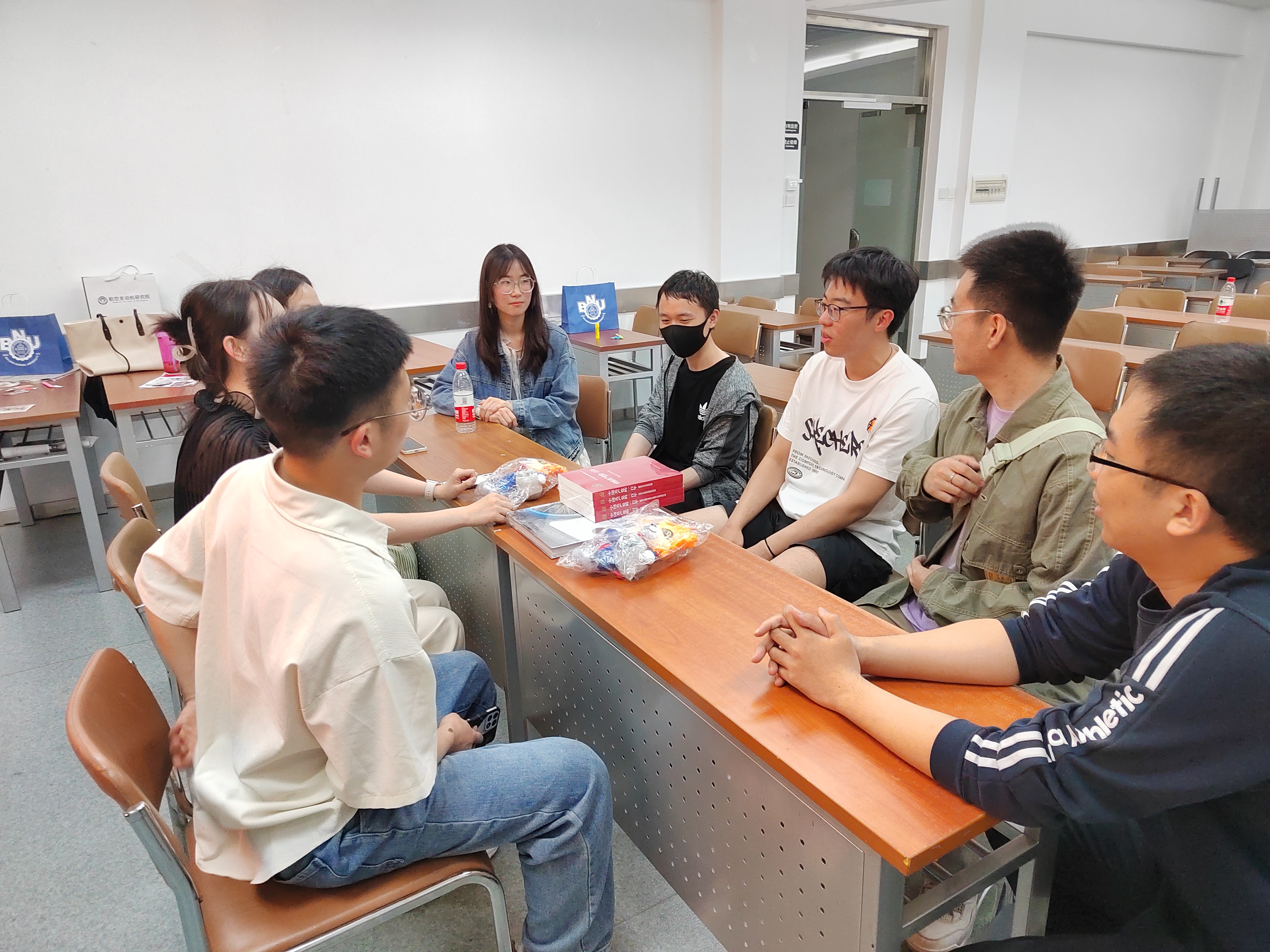 图5 支委会进行基层党建工作交流.jpg
