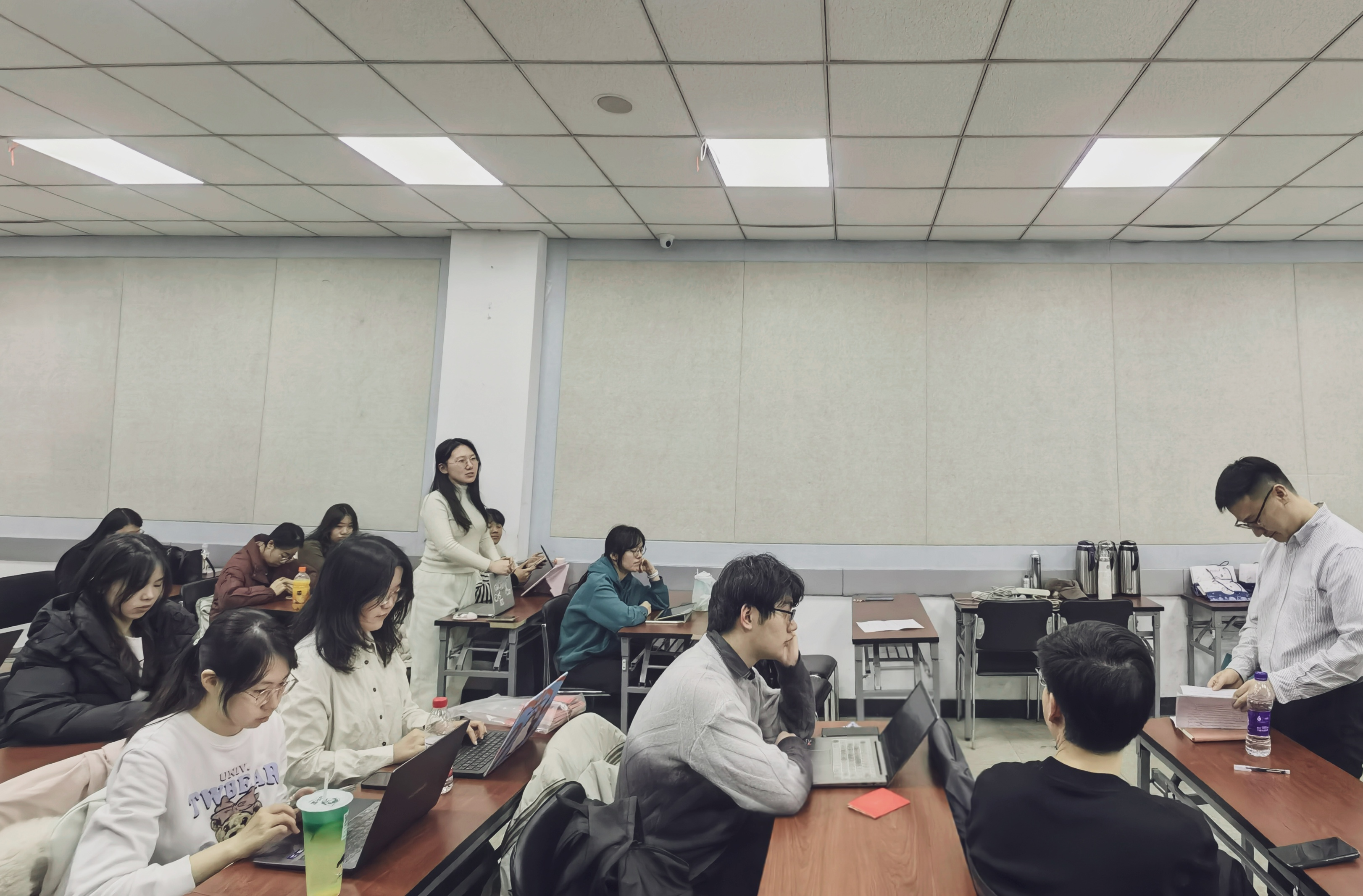 同学们在提问环节中踊跃发言.jpg