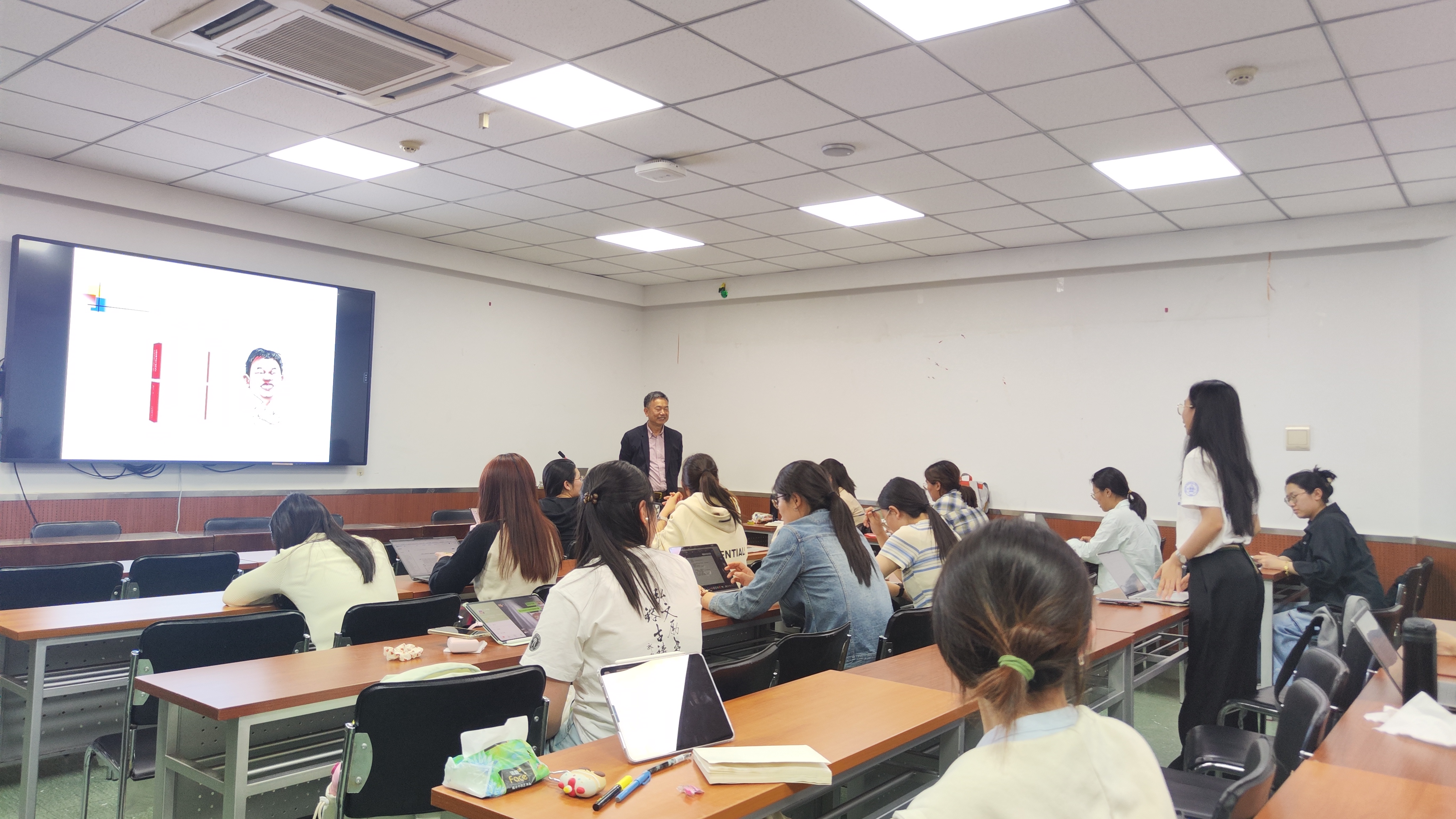 图 3 现场同学踊跃提问.jpg