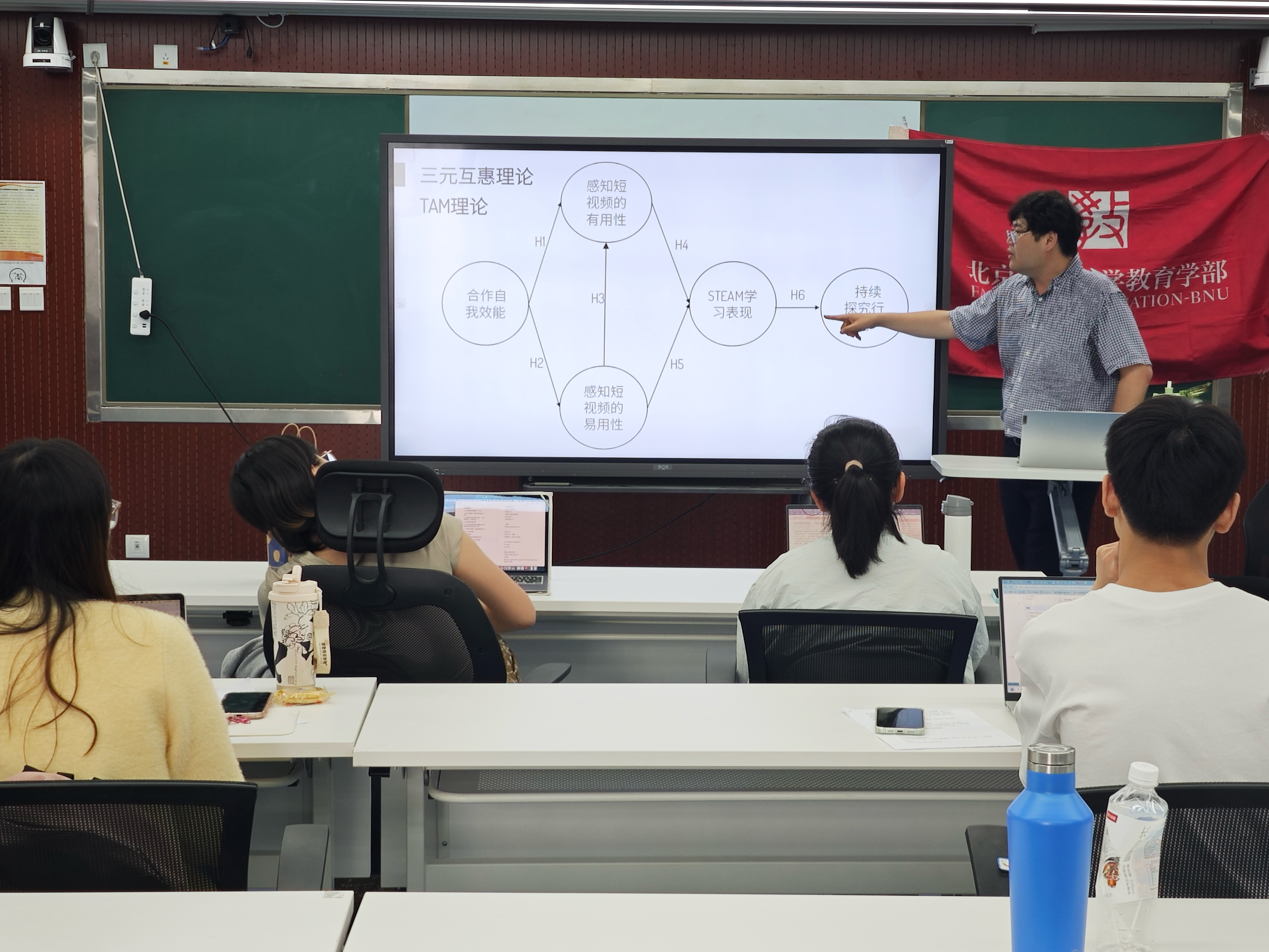 图1 叶建宏老师讲解理论模型.jpg