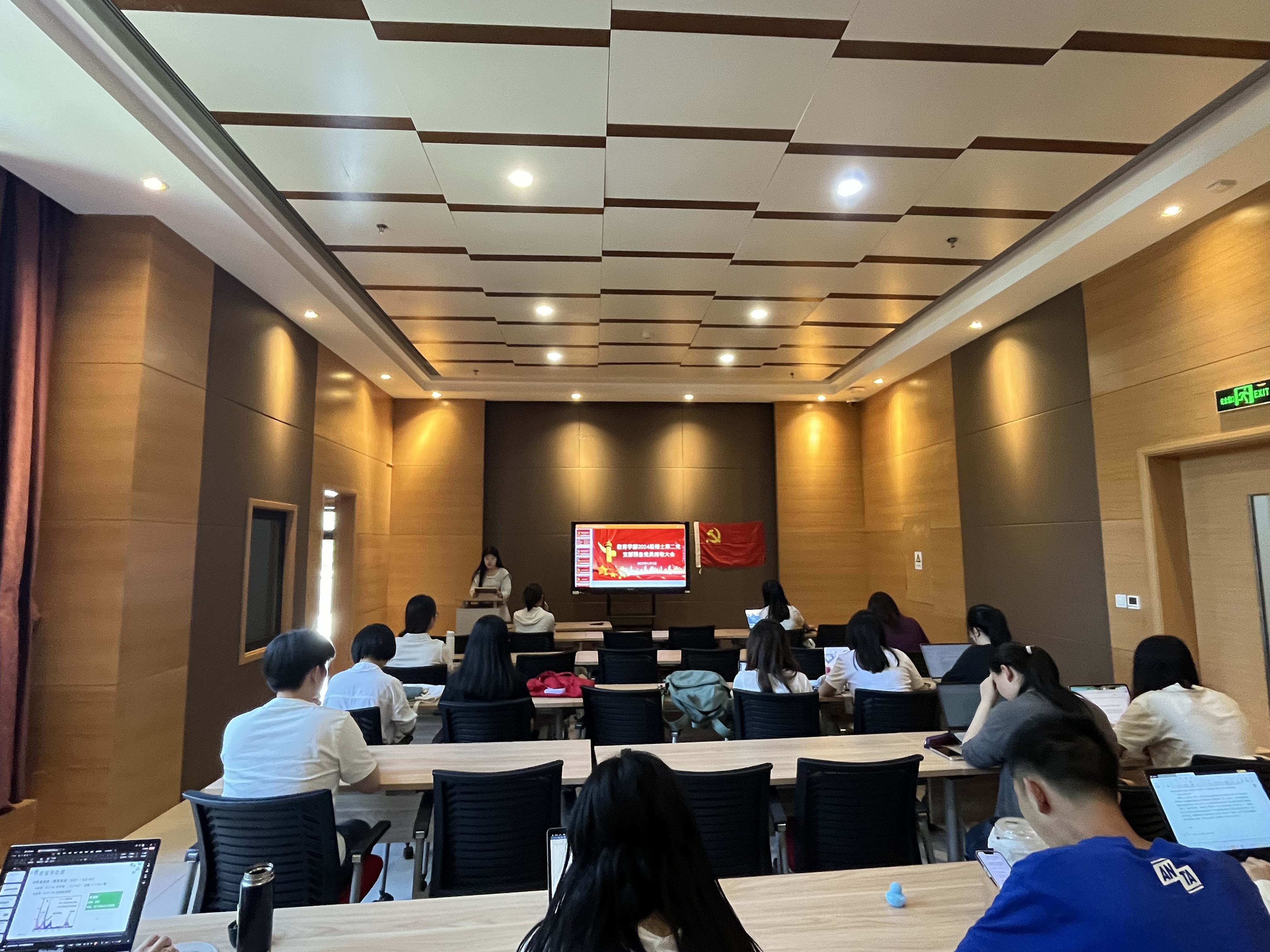 图 1预备党员接收大会现场.jpg