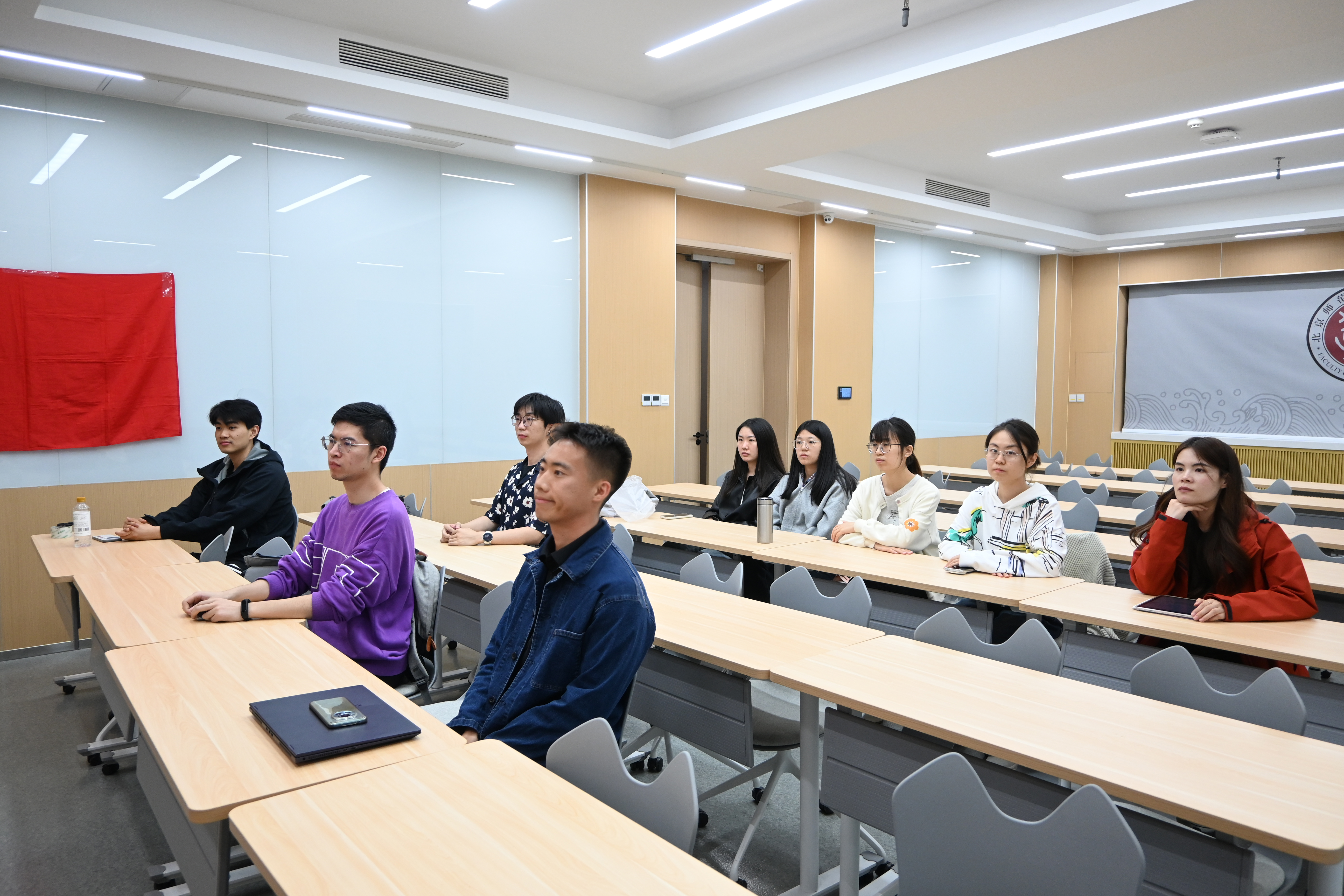 图3 在场同学认真学习.jpg