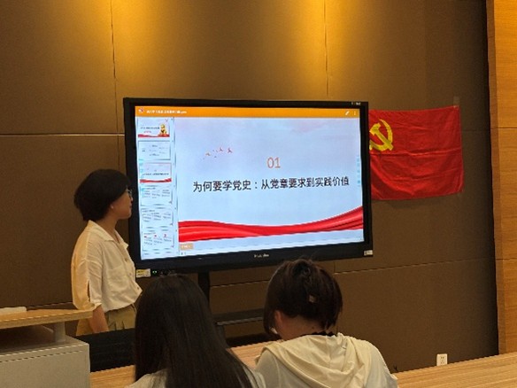 图2 刘鹏飞同志带领全体成员学习党史.jpg