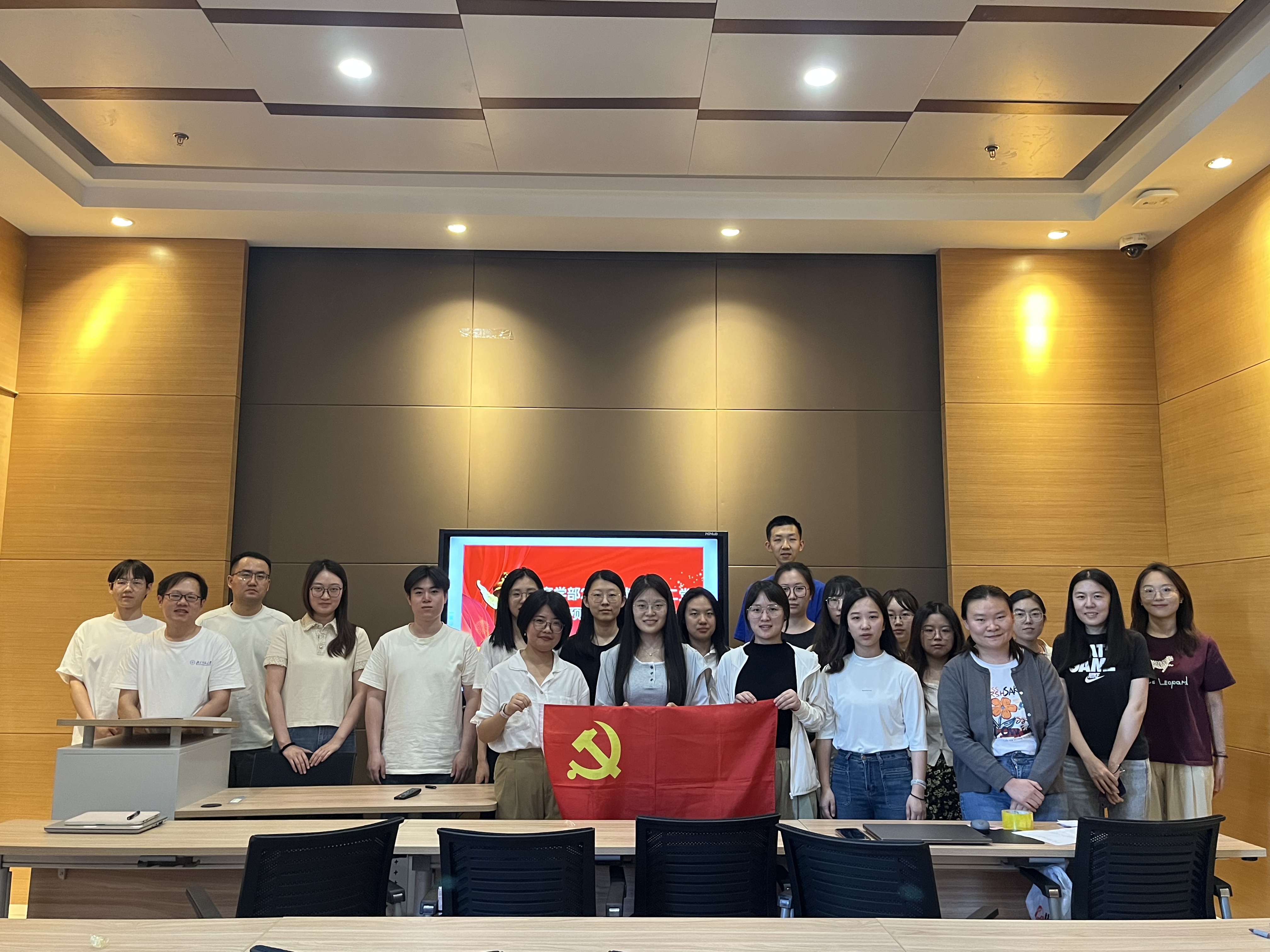 图 7 与会党员、预备党员、入党积极分子合影.jpg