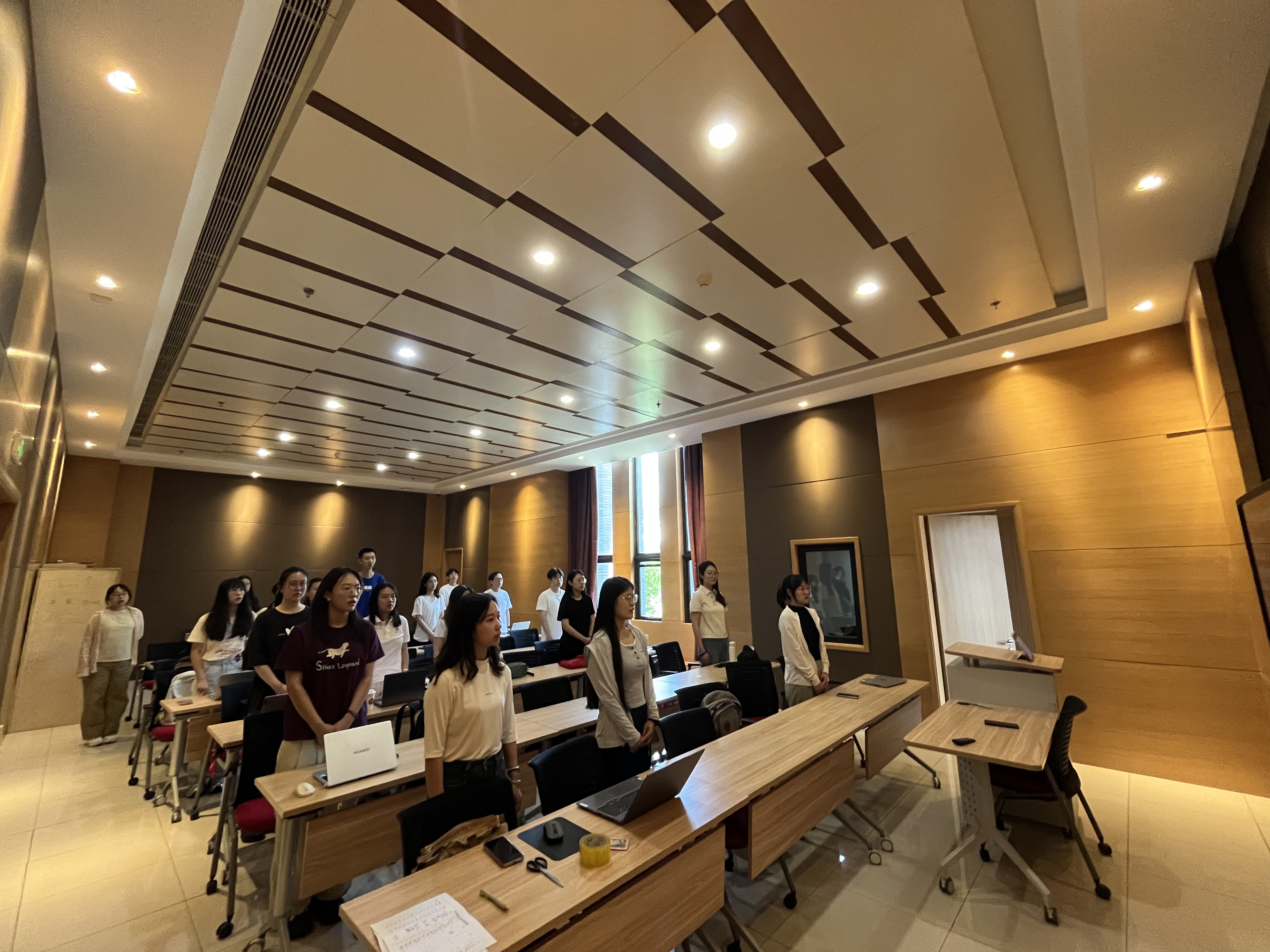 图 2 全体与会人员高唱国际歌.jpg