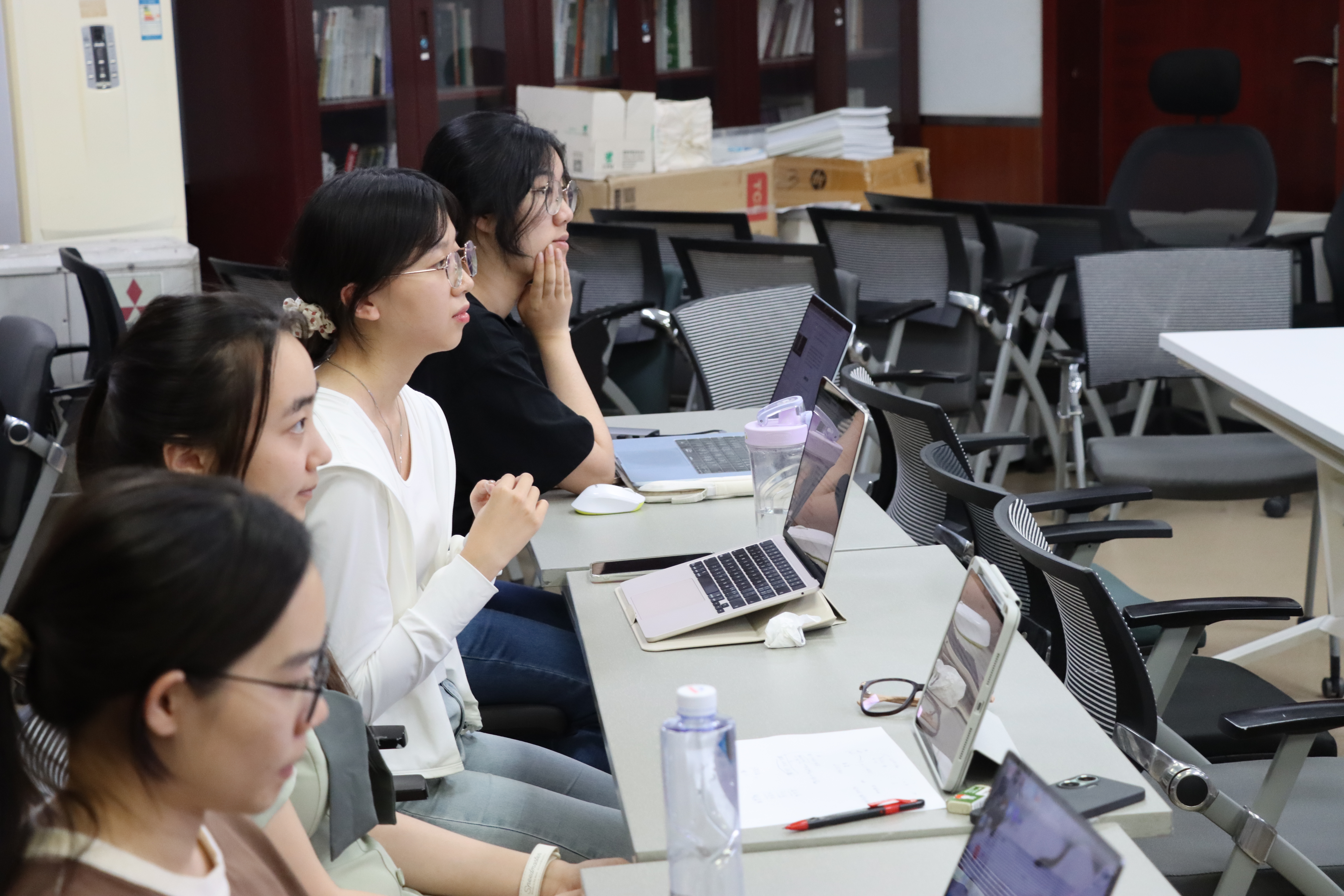 图 3 现场同学认真聆听讲座内容.jpg
