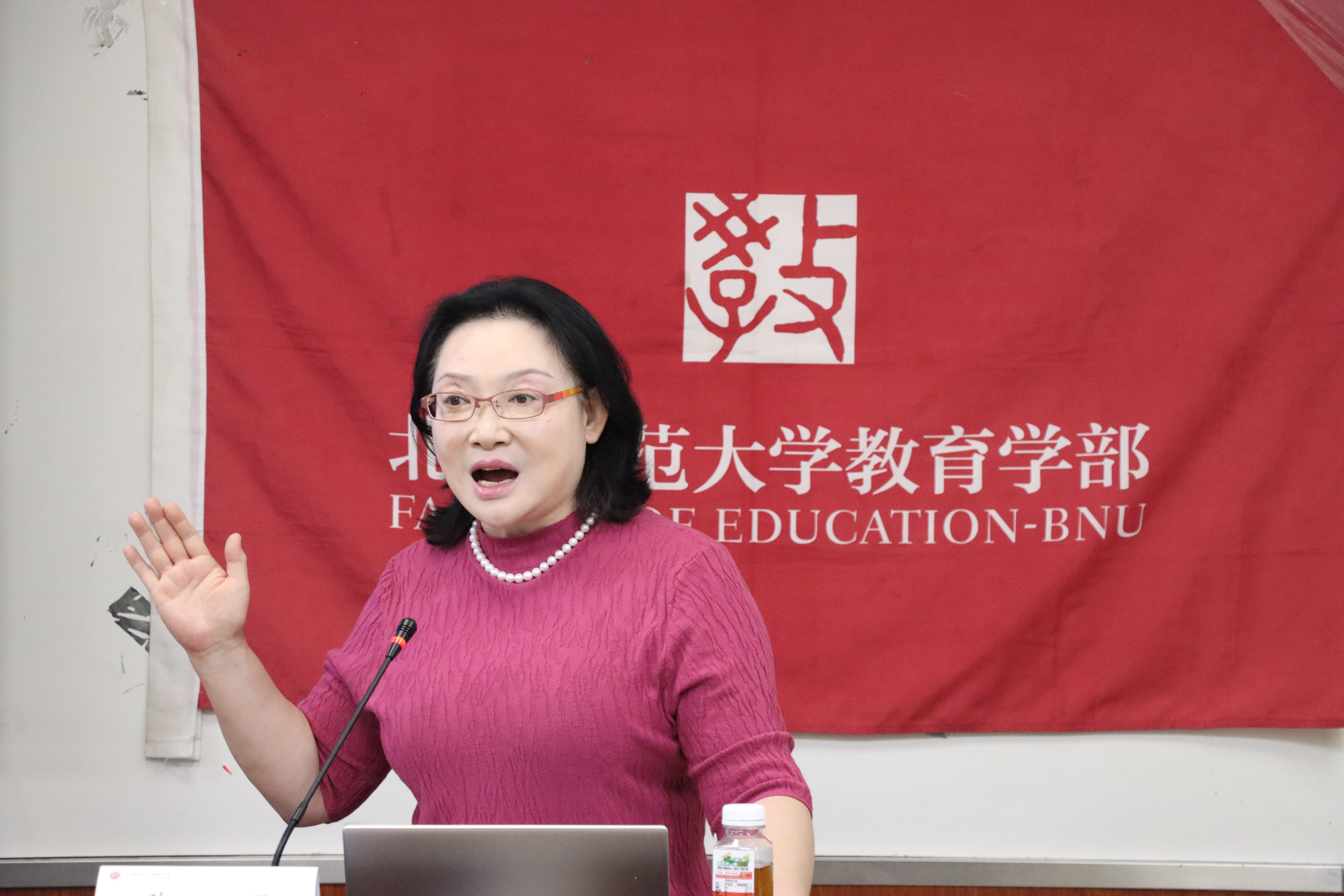 图 2 张雁老师介绍讲座内容.jpg