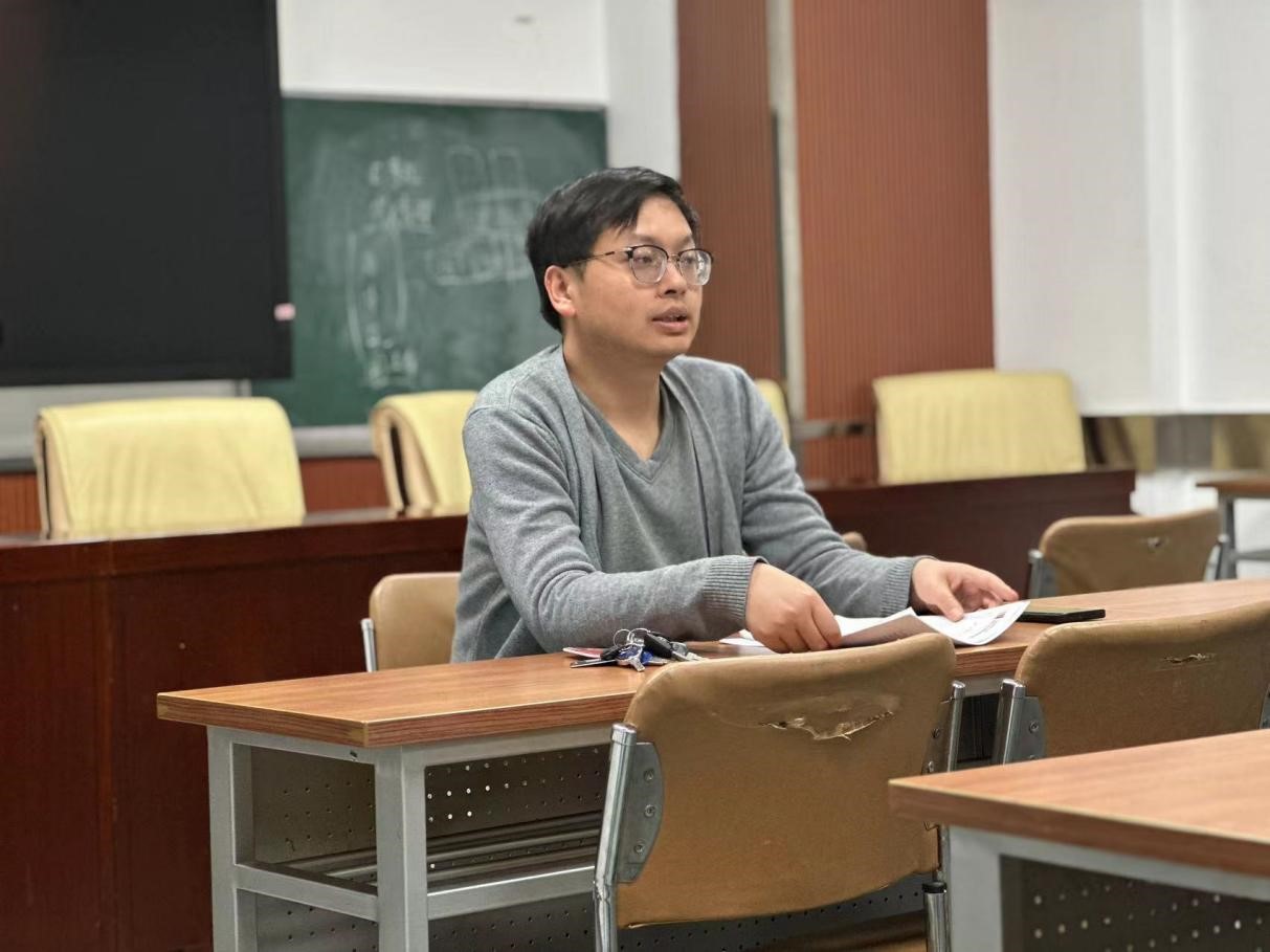 图1 丁老师主持班会.jpg