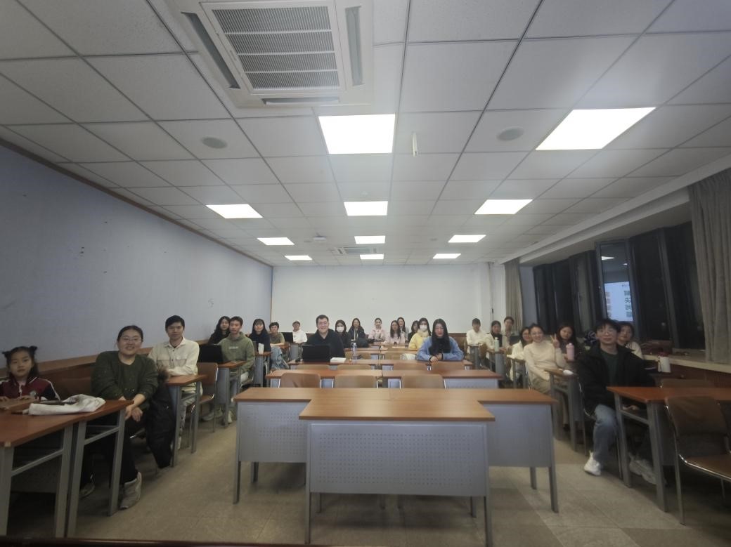 图2 班会合照.jpg