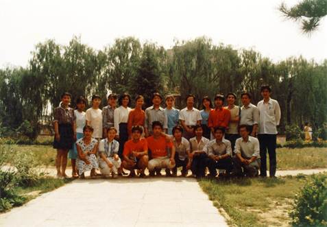 1985级教育技术无线电电子学系13852班1989年6月20日现代教育技术专业学生与老师毕业合影。这是全国第一届教育技术专业的本科毕业生。前排左起：苏红、林琳、汪启富、贾居坚、张学超、张冬初、周铁、马东；后排左起：秦雪竹、袁晓斌、金建梅、张妍、邬美娜（教师）、彭玲（班主任）、尹俊华（教师）、刘美凤、成国志（教师）、徐燕虹、鲁中海、冯青峰、刘卫平（教师）、潘峰（教师）。