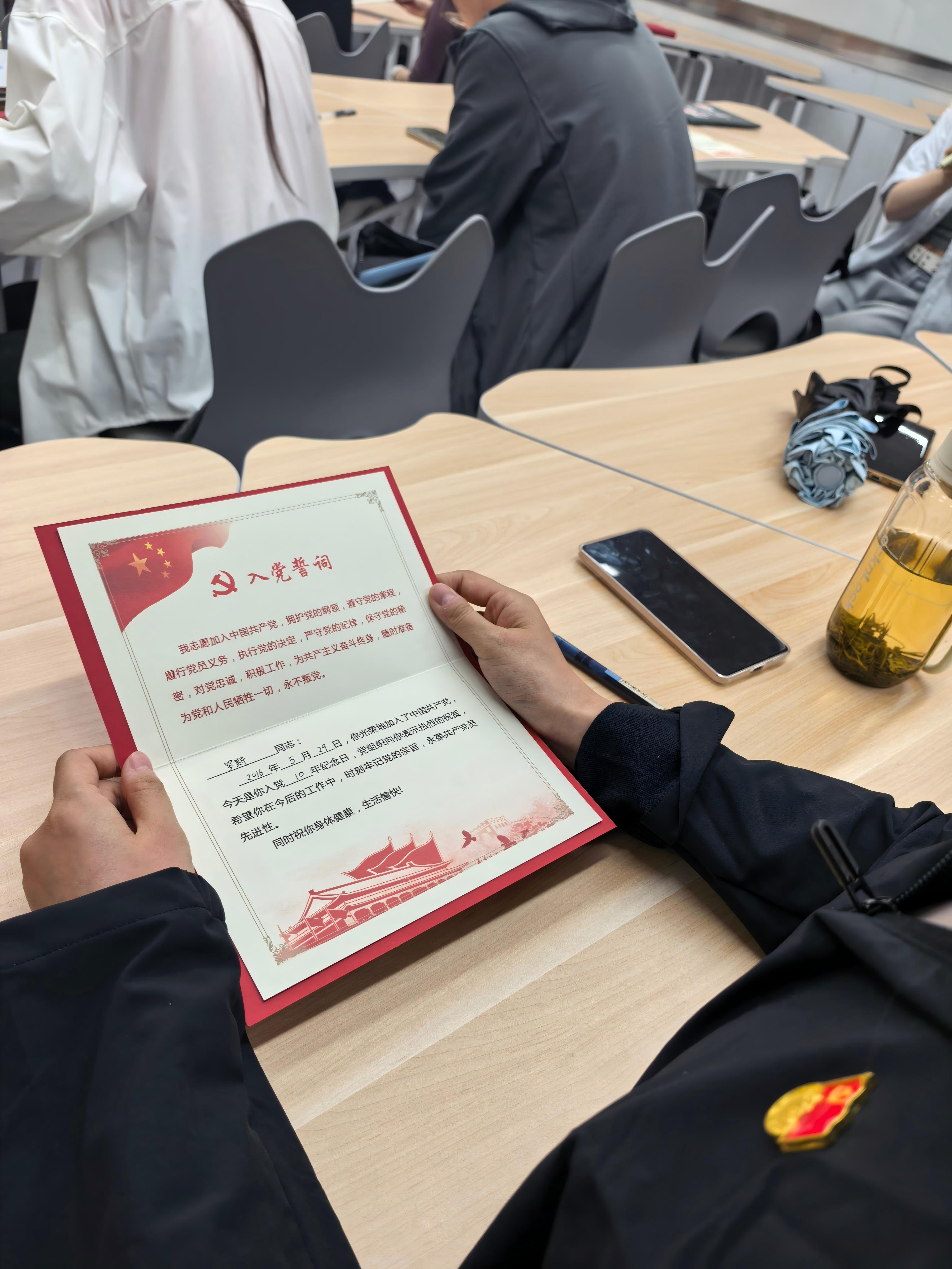 图3 赠送政治生日礼物.jpg