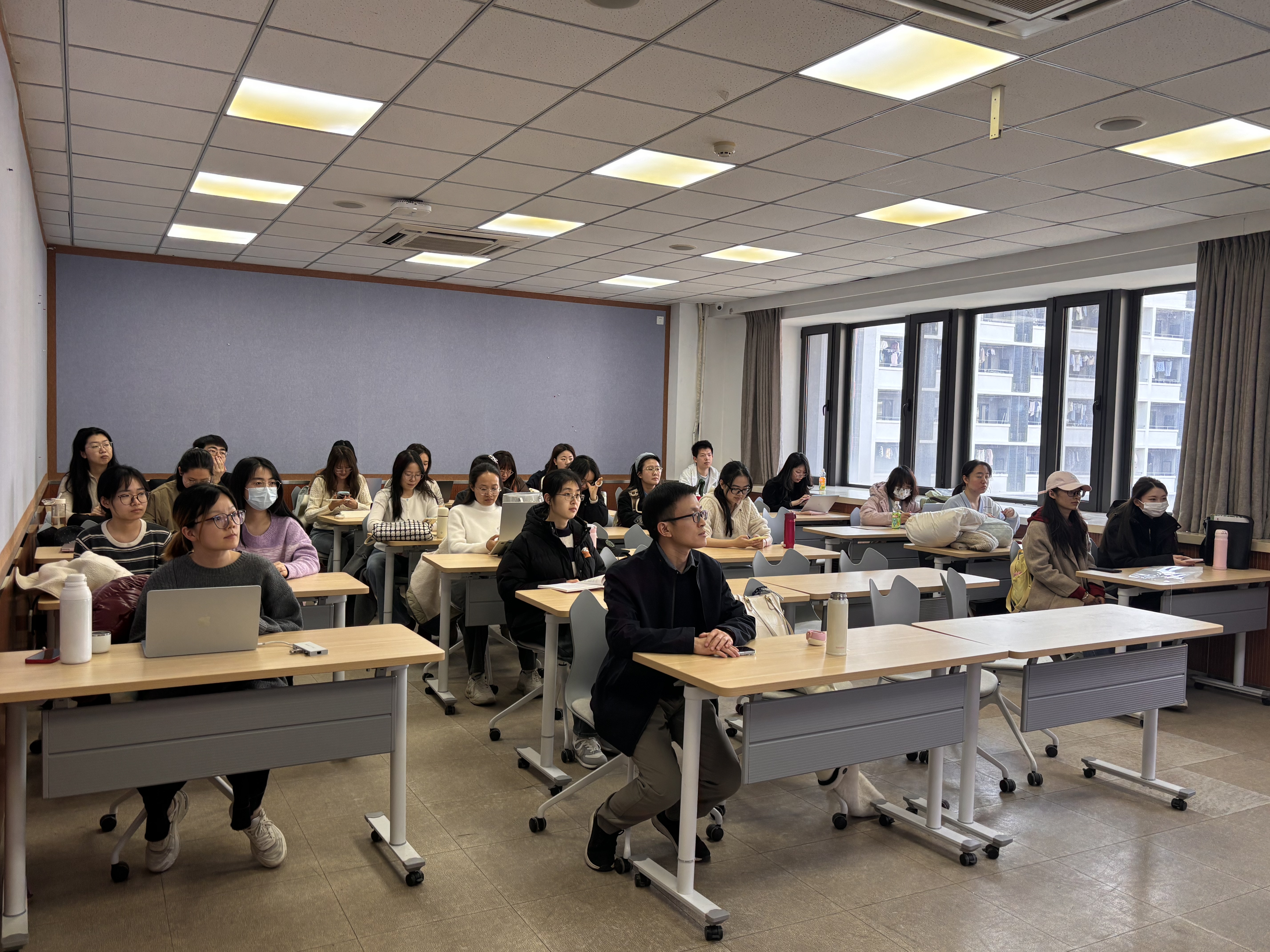 图2 同学们认真接受主题教育.jpg