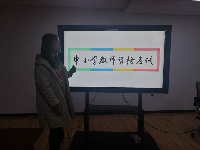 图片包含 墙壁, 室内, 地板, 人员
自动生成的说明