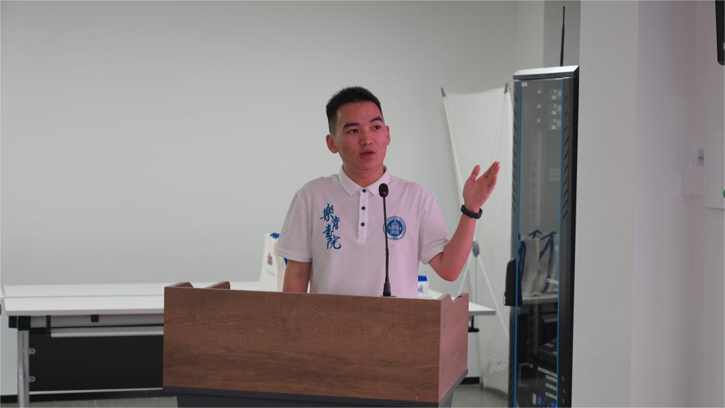 7夏长璐同学作《牢记嘱托、勇担使命，探索书院制下共青团育人新模式》的分享.png