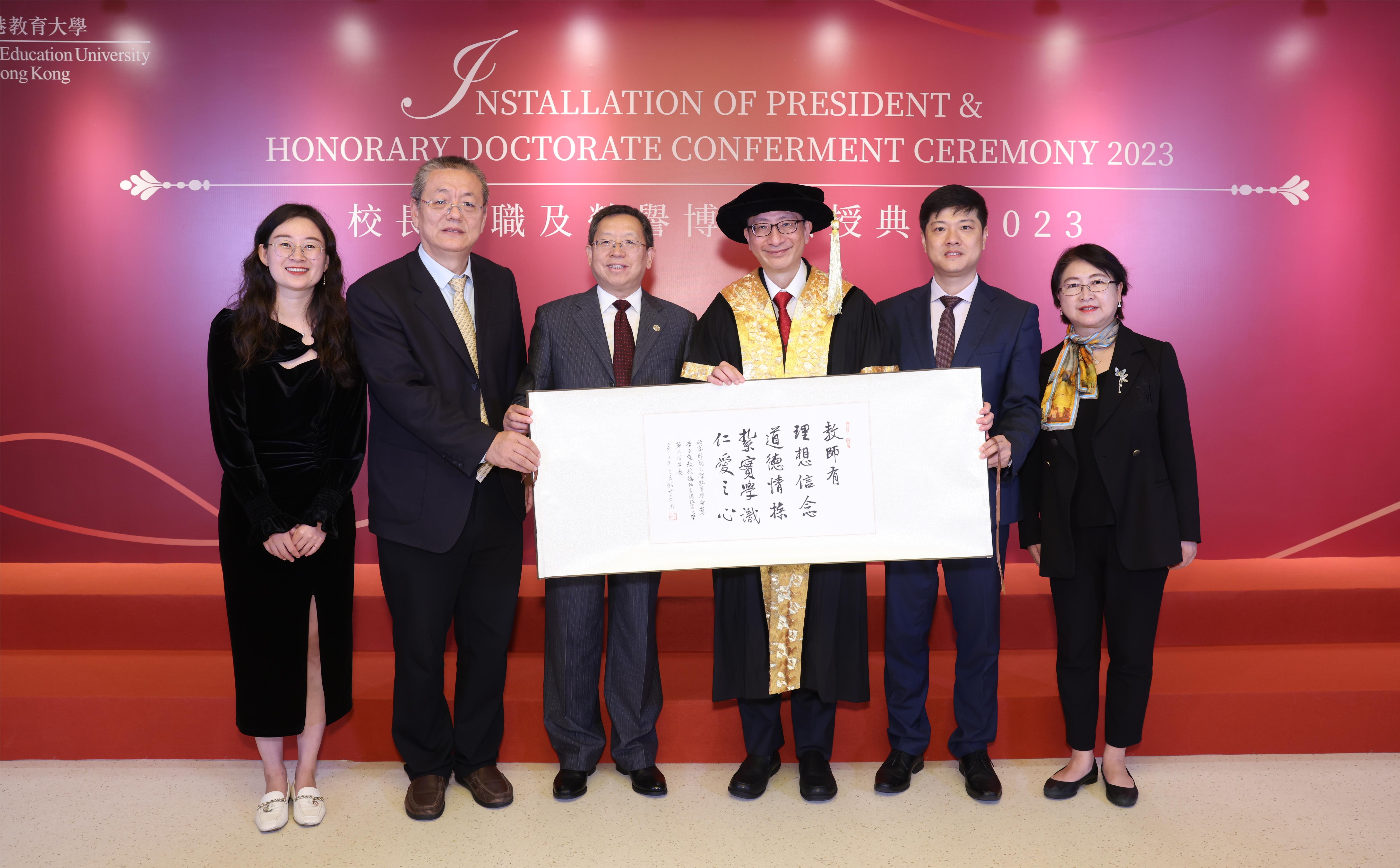 学部赠送礼物合照1.jpg