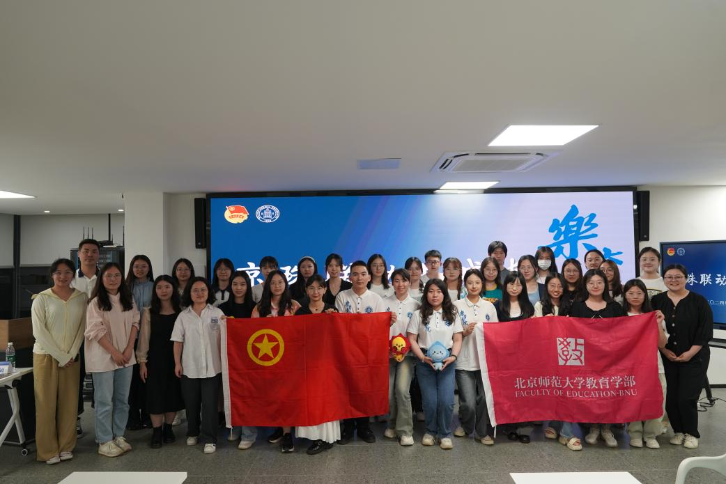 10两地学子合影留念.png